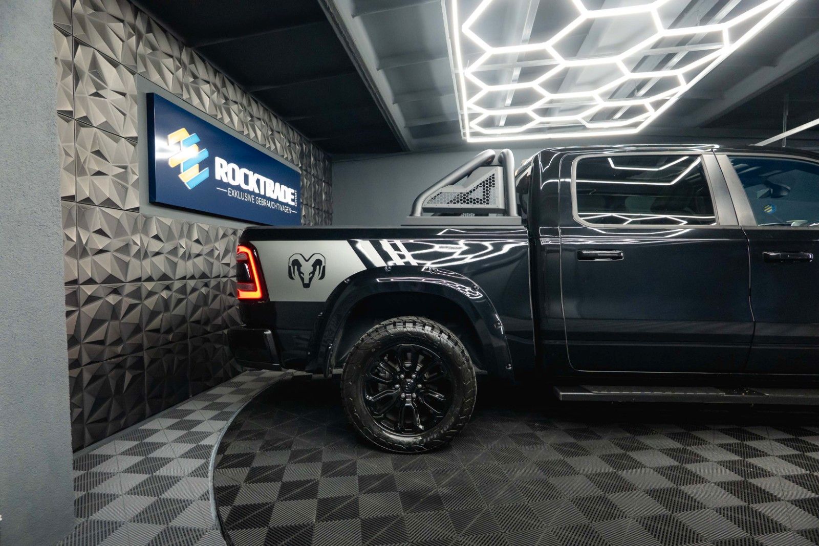 Fahrzeugabbildung Dodge RAM 5.7 V8 HEMI 4x4 Night LARAMIE Pano LED 19%