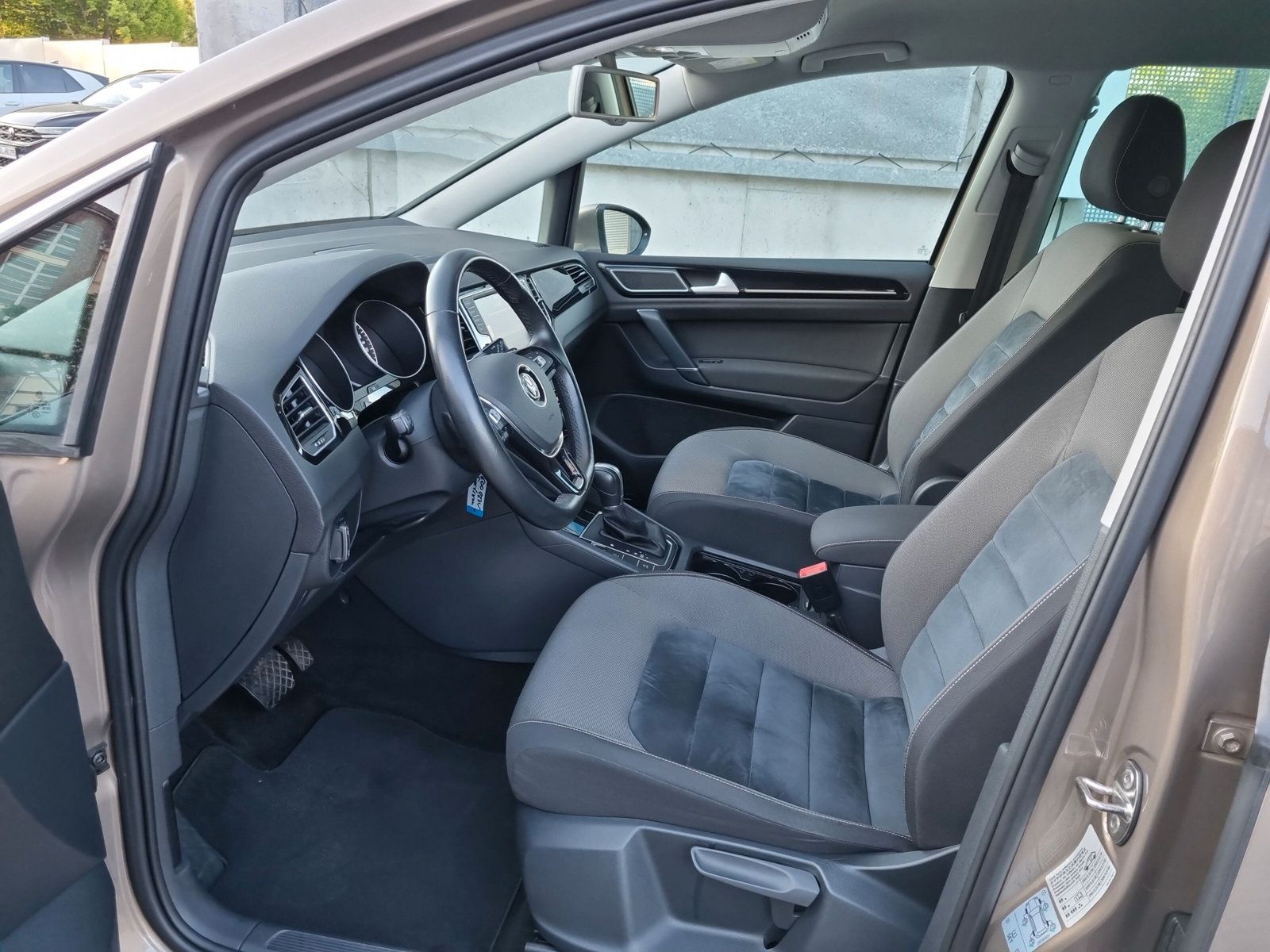 Fahrzeugabbildung Volkswagen Golf Sportsvan 1.4 TSI DSG Highline XENON STANDH
