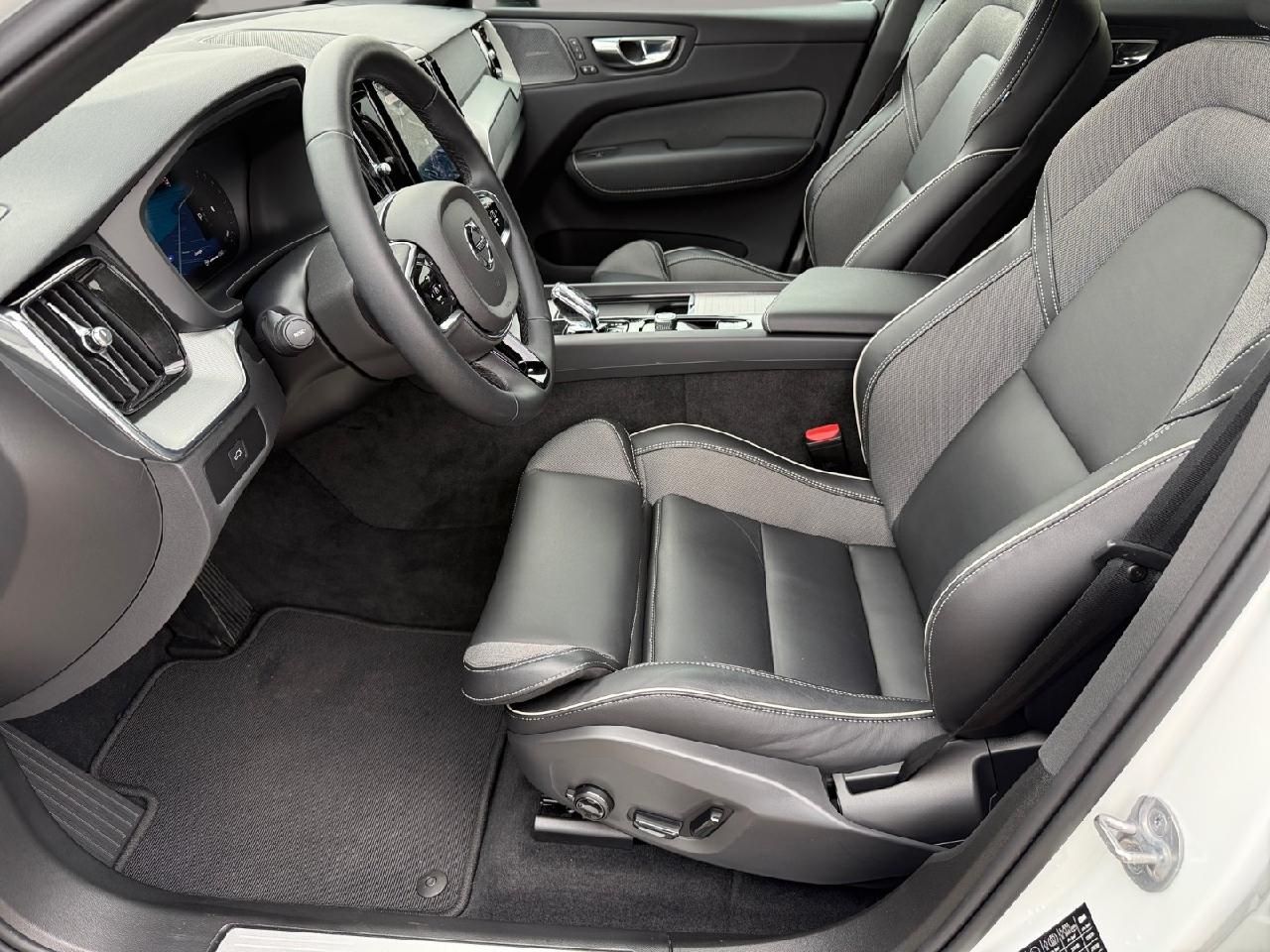 Fahrzeugabbildung Volvo XC60 Plus Dark 2WD