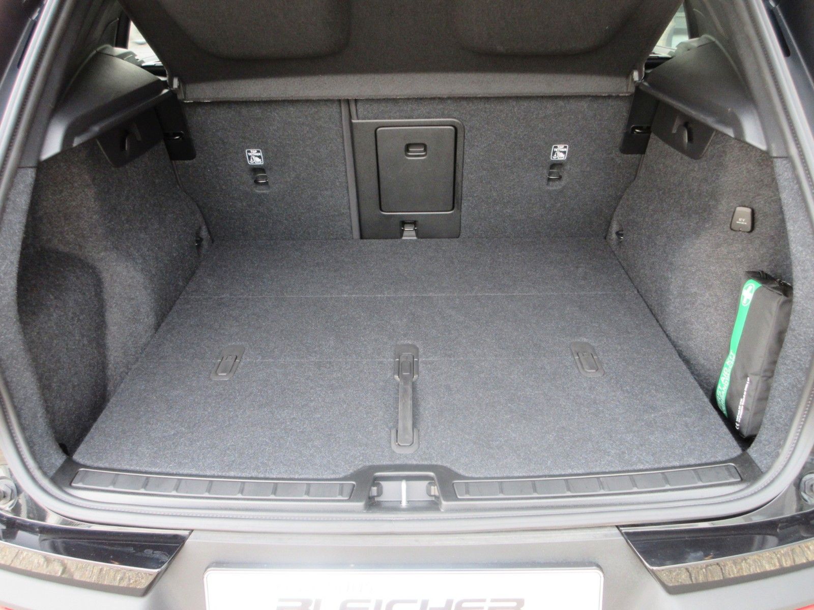 Fahrzeugabbildung Volvo XC 40 Plus Dark 2WD