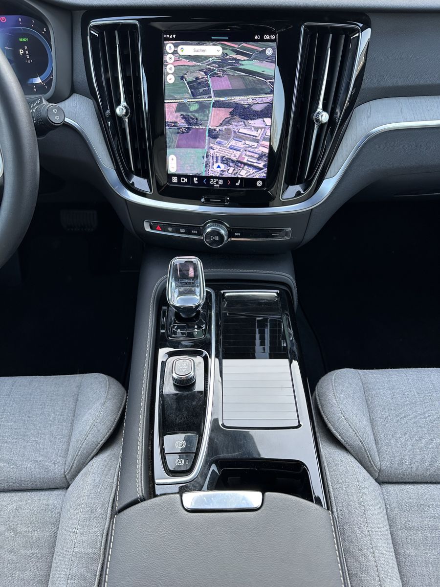 Fahrzeugabbildung Volvo V60 T6 Hybrid Plus Dark AWD NAV+LED+H&K+V-COCK