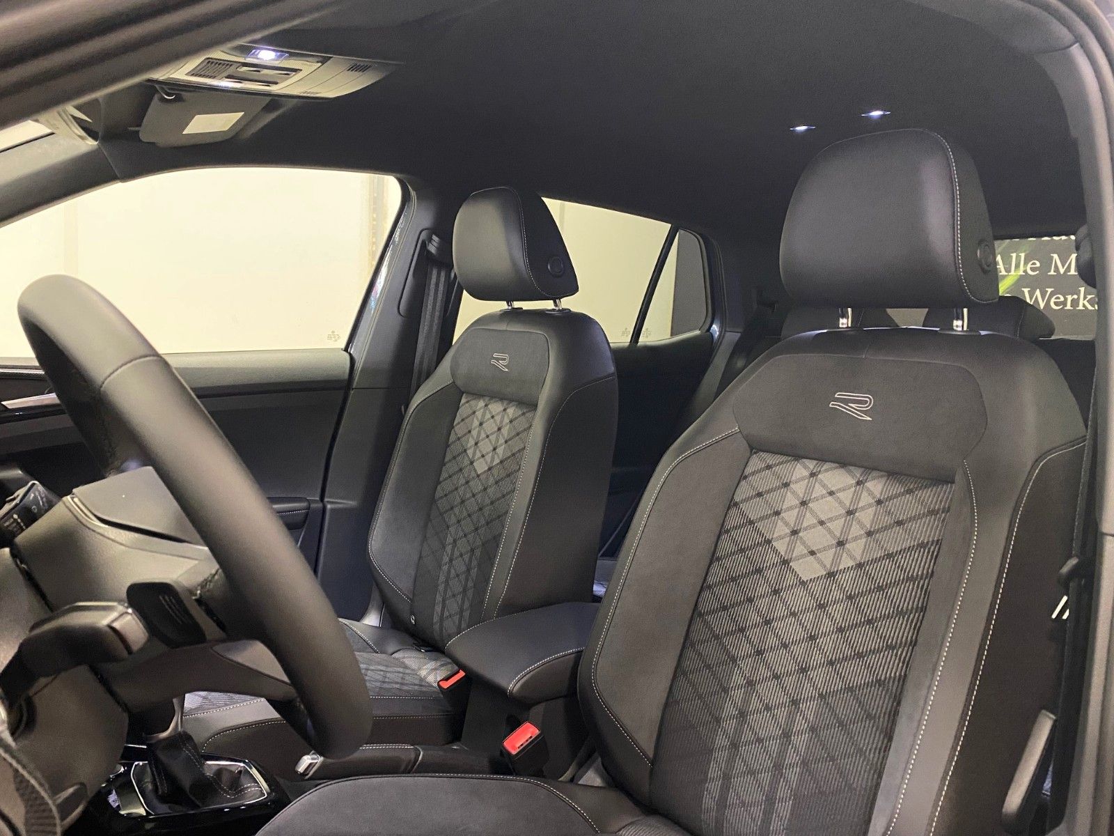 Fahrzeugabbildung Volkswagen T-Cross 1.0 TSI DSG R-Line+NAVIGATION+MATRIX+ACC