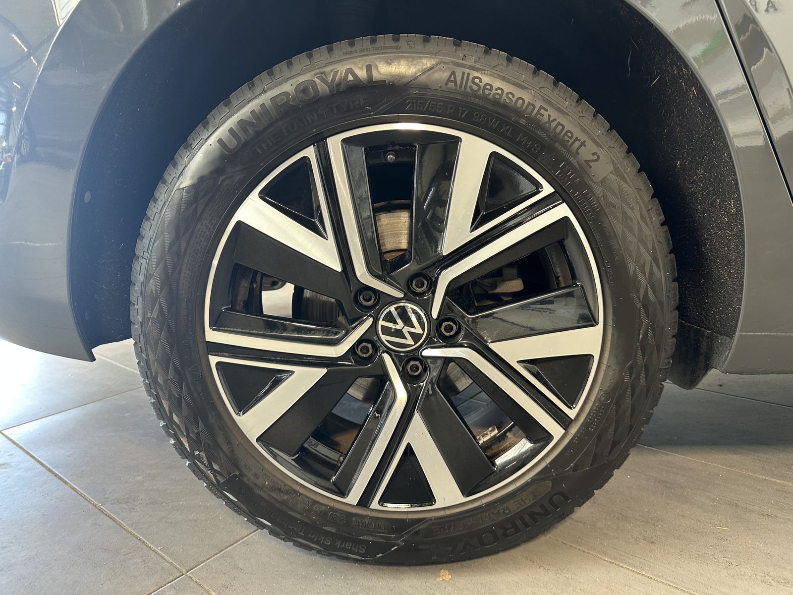 Fahrzeugabbildung Volkswagen Touran 2.0 TDI DSG HL 7-Sitzer NAV+LED+AHK+PANO