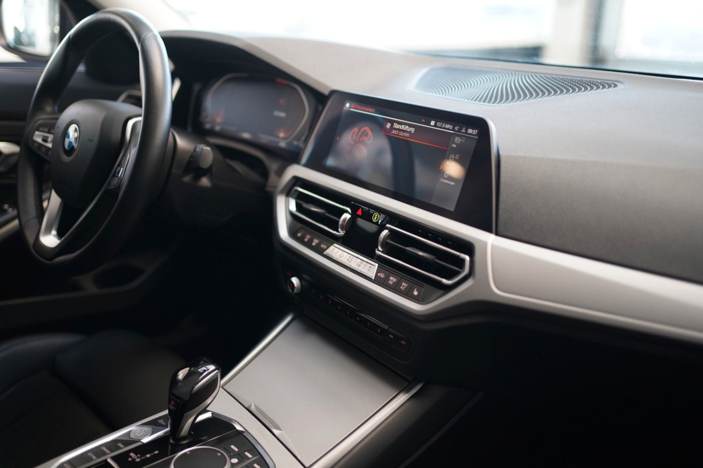 Fahrzeugabbildung BMW 320i Advantage Head Up+Parking u. Driving Ass.++