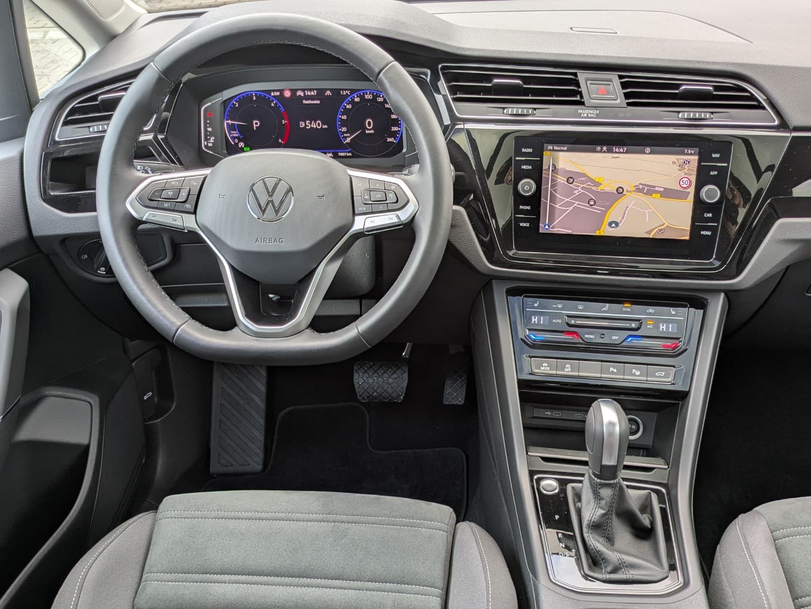 Fahrzeugabbildung Volkswagen Touran 2.0 DSG R-Line High BLACK Pano 7Si IQ AHK