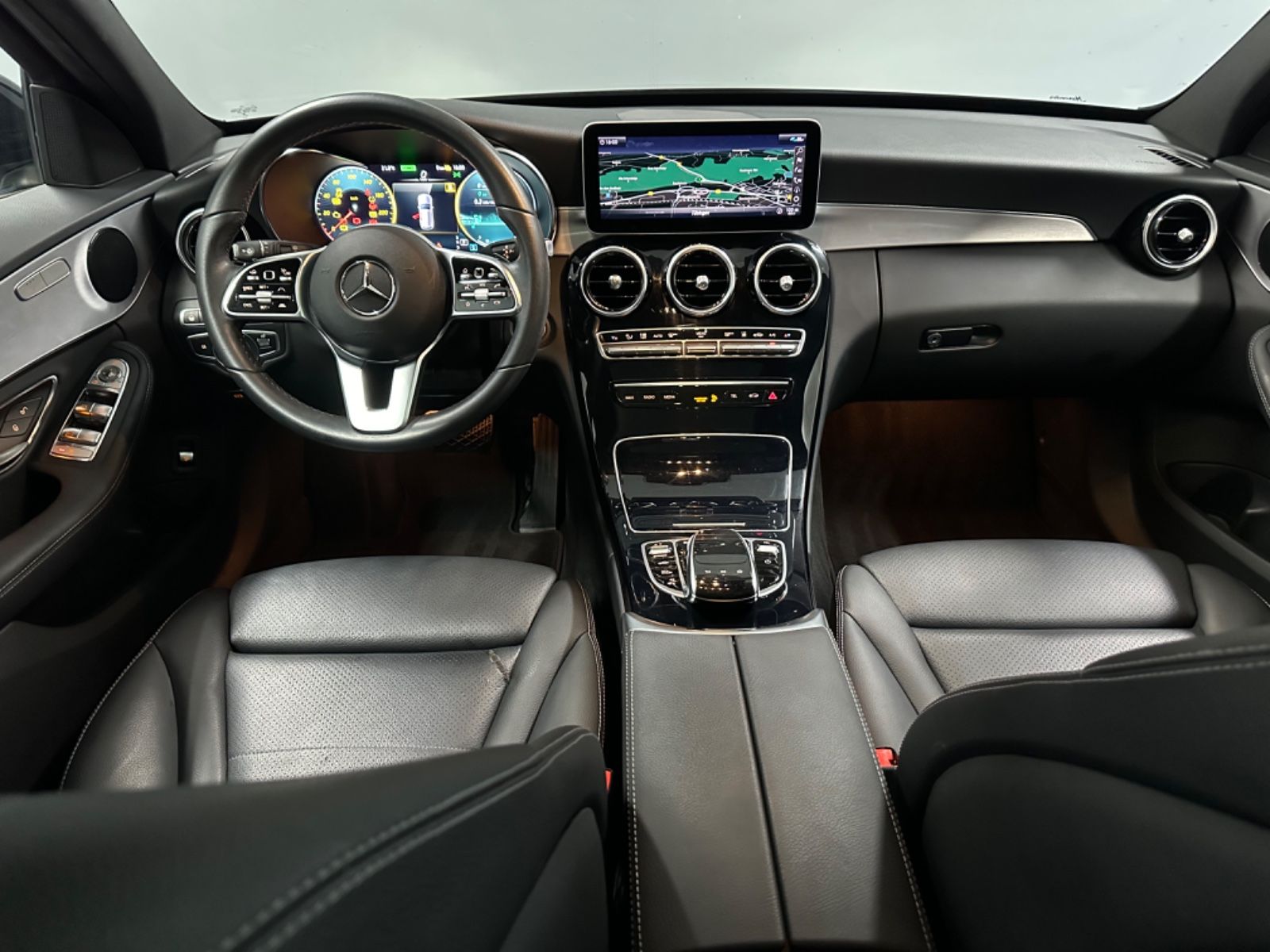 Fahrzeugabbildung Mercedes-Benz C 300 de T AVANTGARDE*DISTRO*HUD*PANO*360*AIRMAT