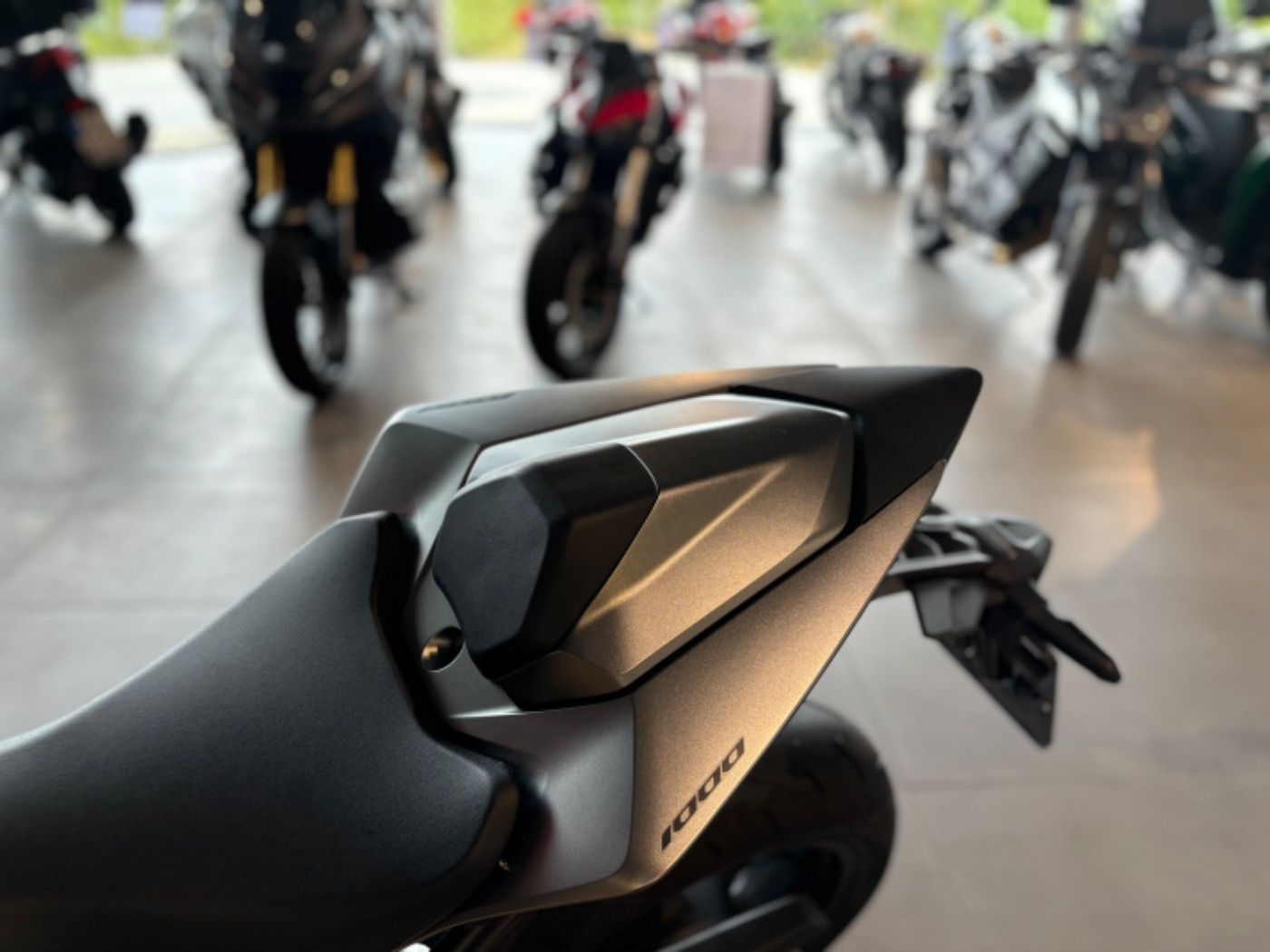 Fahrzeugabbildung Honda CB 1000 Hornet 2025 Soziusabdeckung mehr Farben