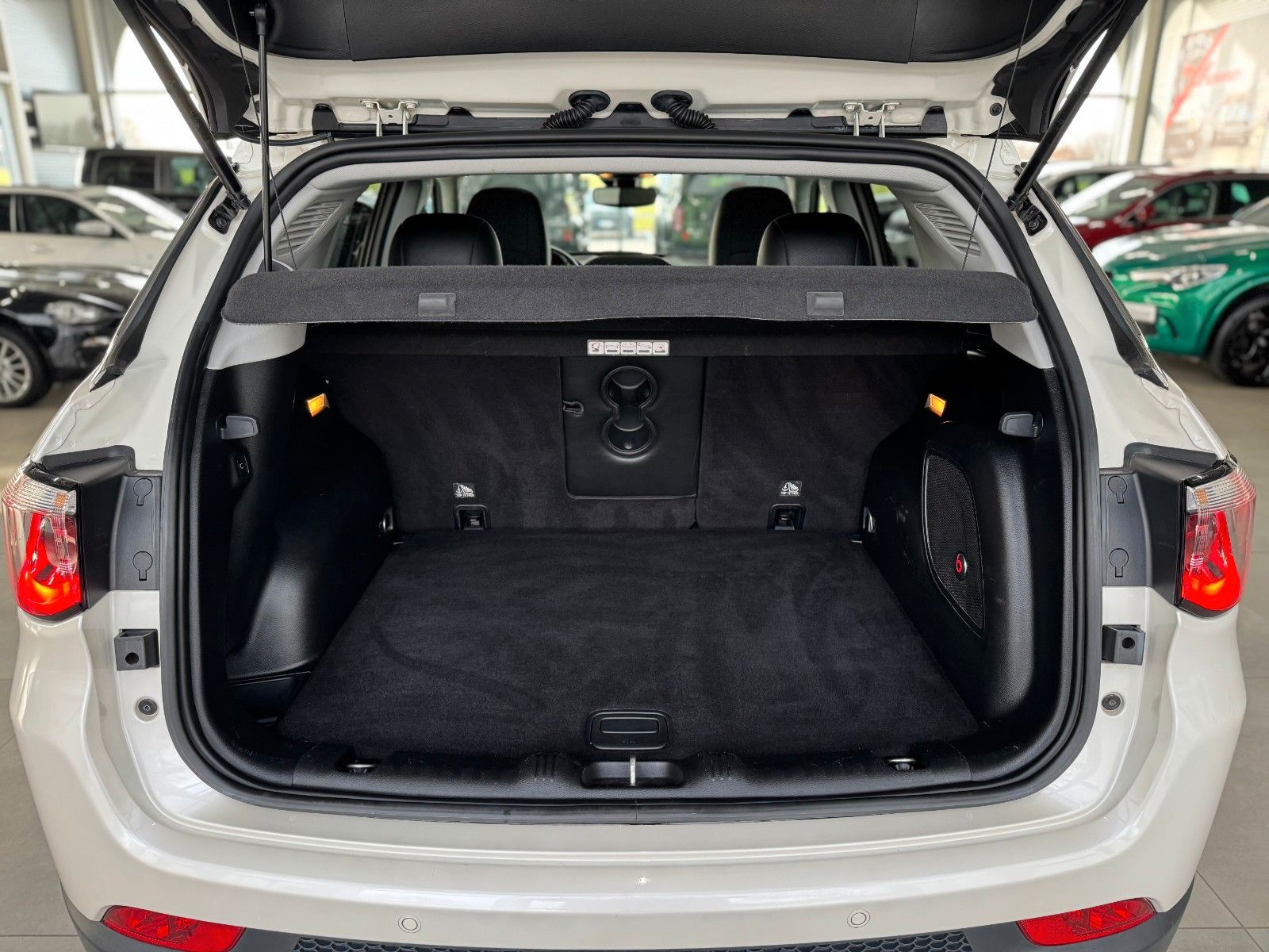 Fahrzeugabbildung Jeep Compass 1.4T Limited 4WD "Pano AHK Winterpaket"