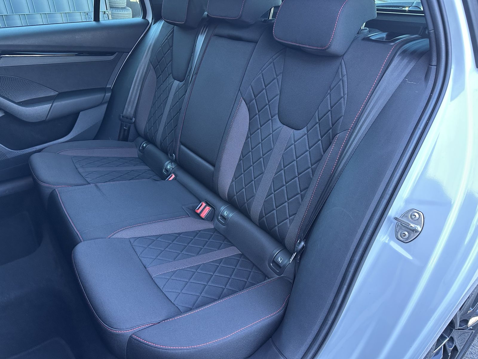 Fahrzeugabbildung SKODA Octavia Combi RS NAV+LED+AHK+V-COCKPIT+HEADUP+PP