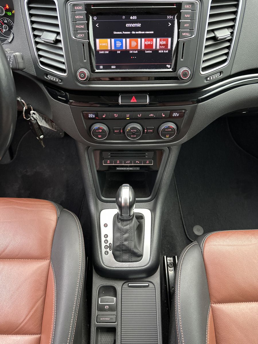 Fahrzeugabbildung Volkswagen Sharan 2.0 TDI DSG 7-Sitzer HL Black NAV+XEN+AHK