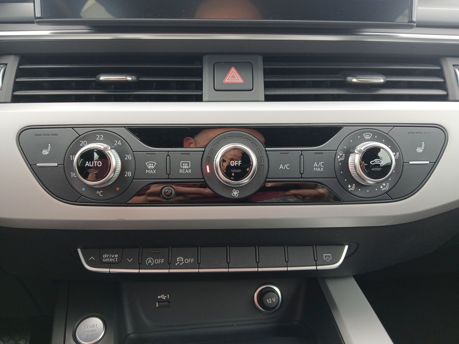 Fahrzeugabbildung Audi A4 Avant 40 TDI basis S-tronic Navi GRA PDC SH L