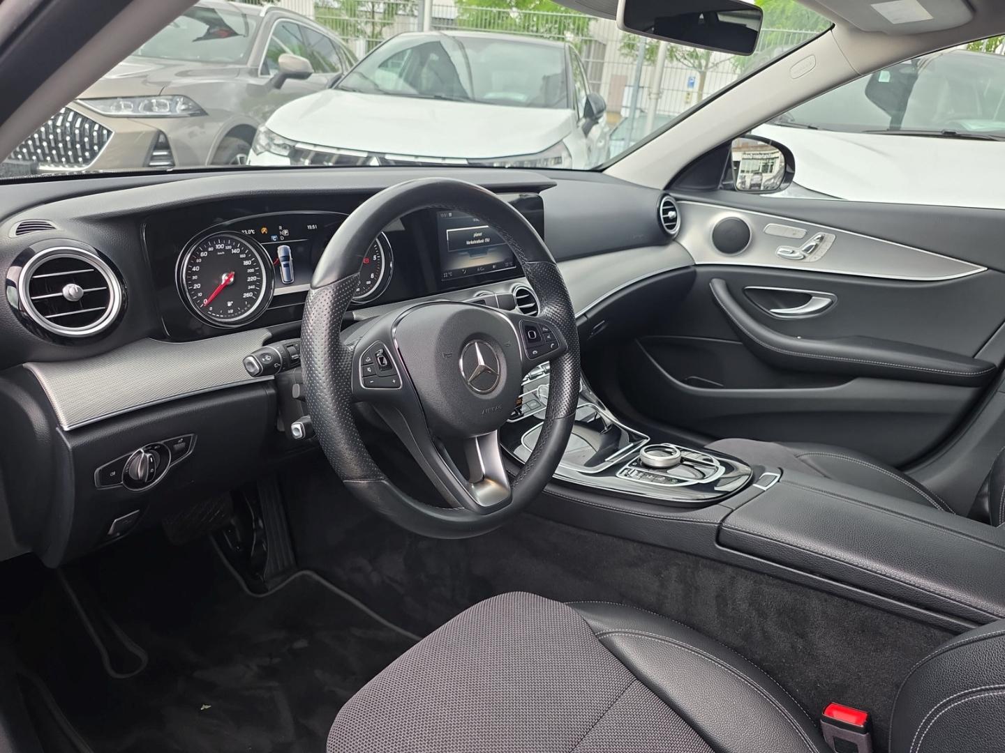 Mercedes-Benz E 220 d T Avantgarde Multibeam Navi Kamera Park