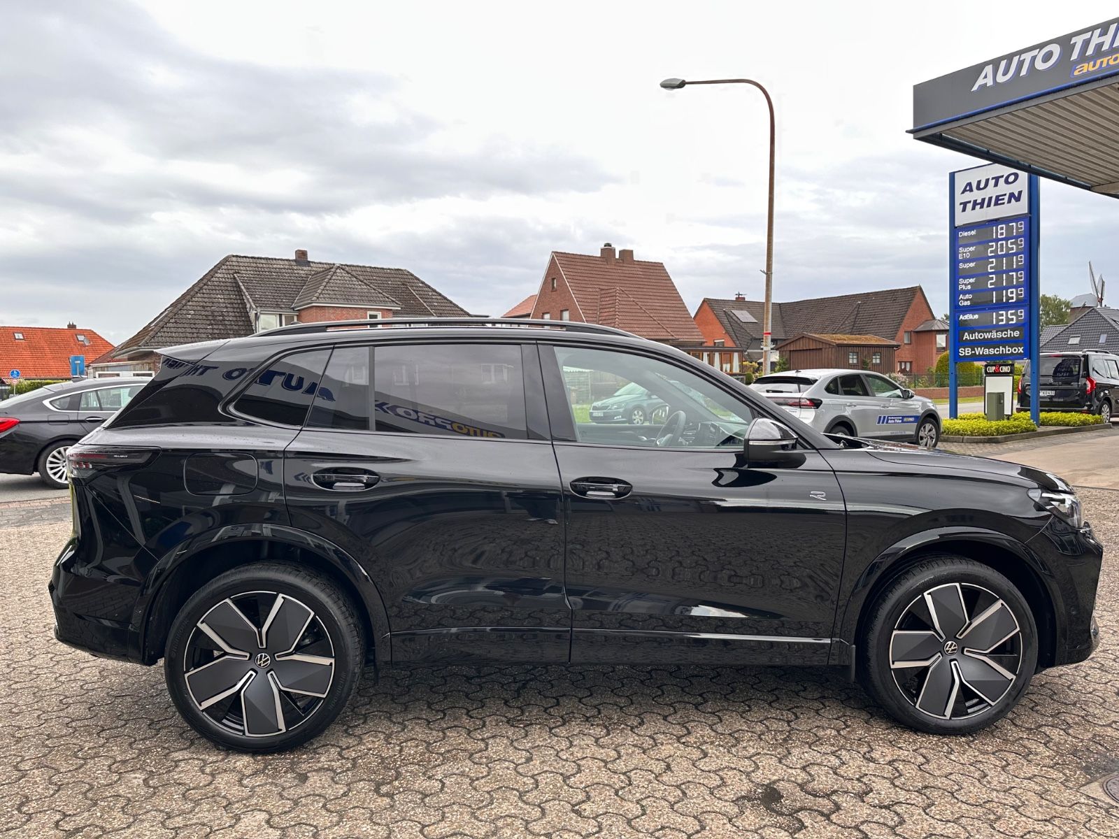 Fahrzeugabbildung Volkswagen Tiguan 2.0 TDI 4M R-Line AHK/Black/Pano/ACC/LED
