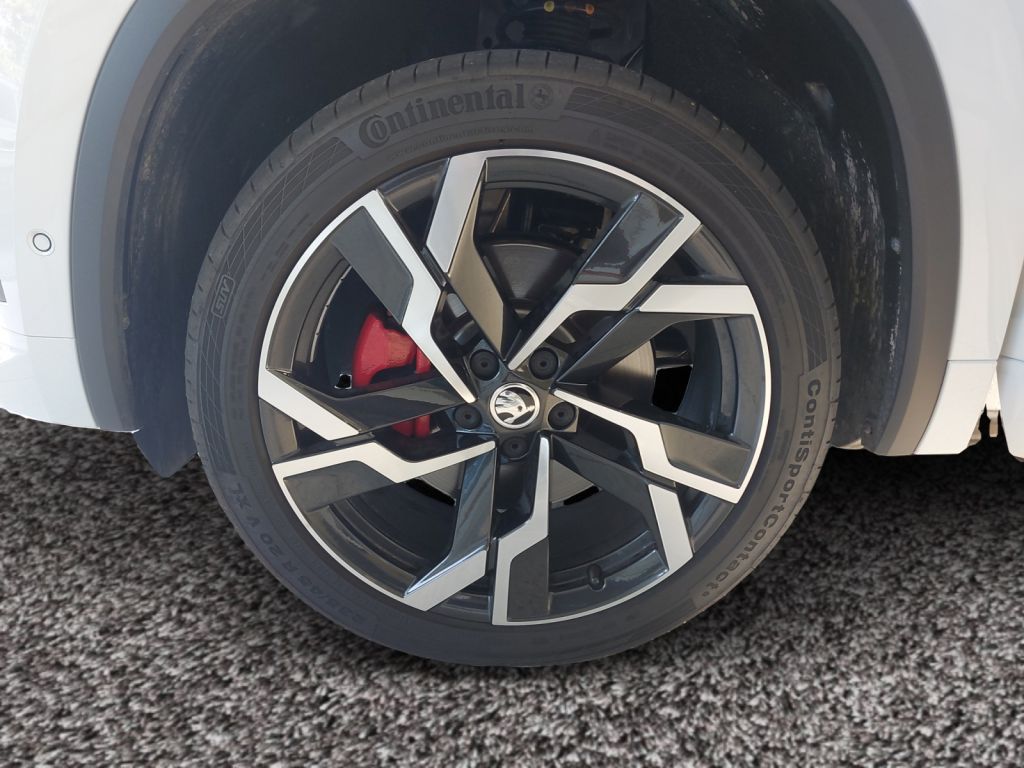 Fahrzeugabbildung SKODA Kodiaq 2.0 TSI 4x4 DSG RS AHZV Standheizung 5 Ja