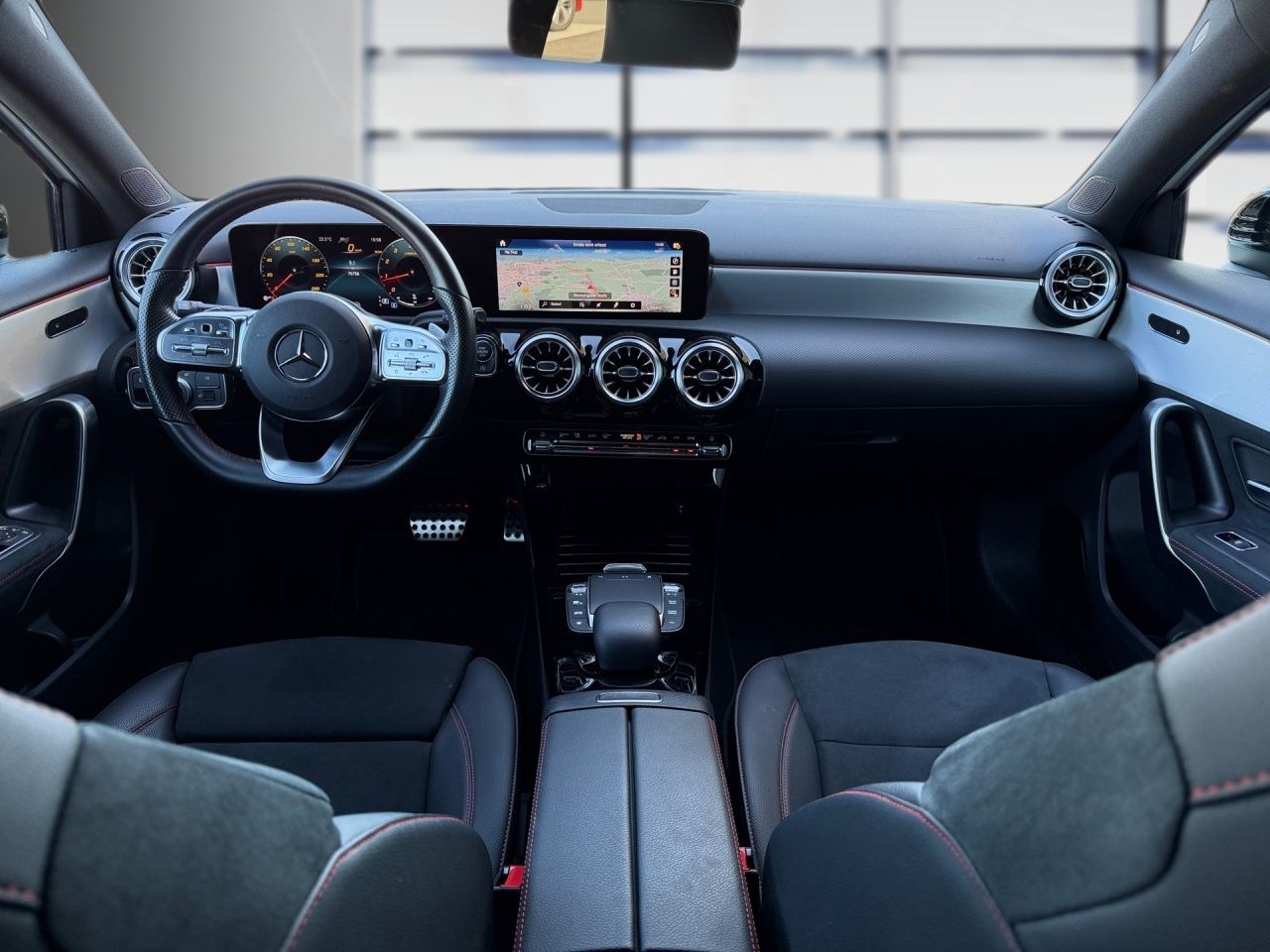Fahrzeugabbildung Mercedes-Benz A 180 AMG+AHK+PANO+DISTR+NIGHT+AMBIENTE+CARPL++