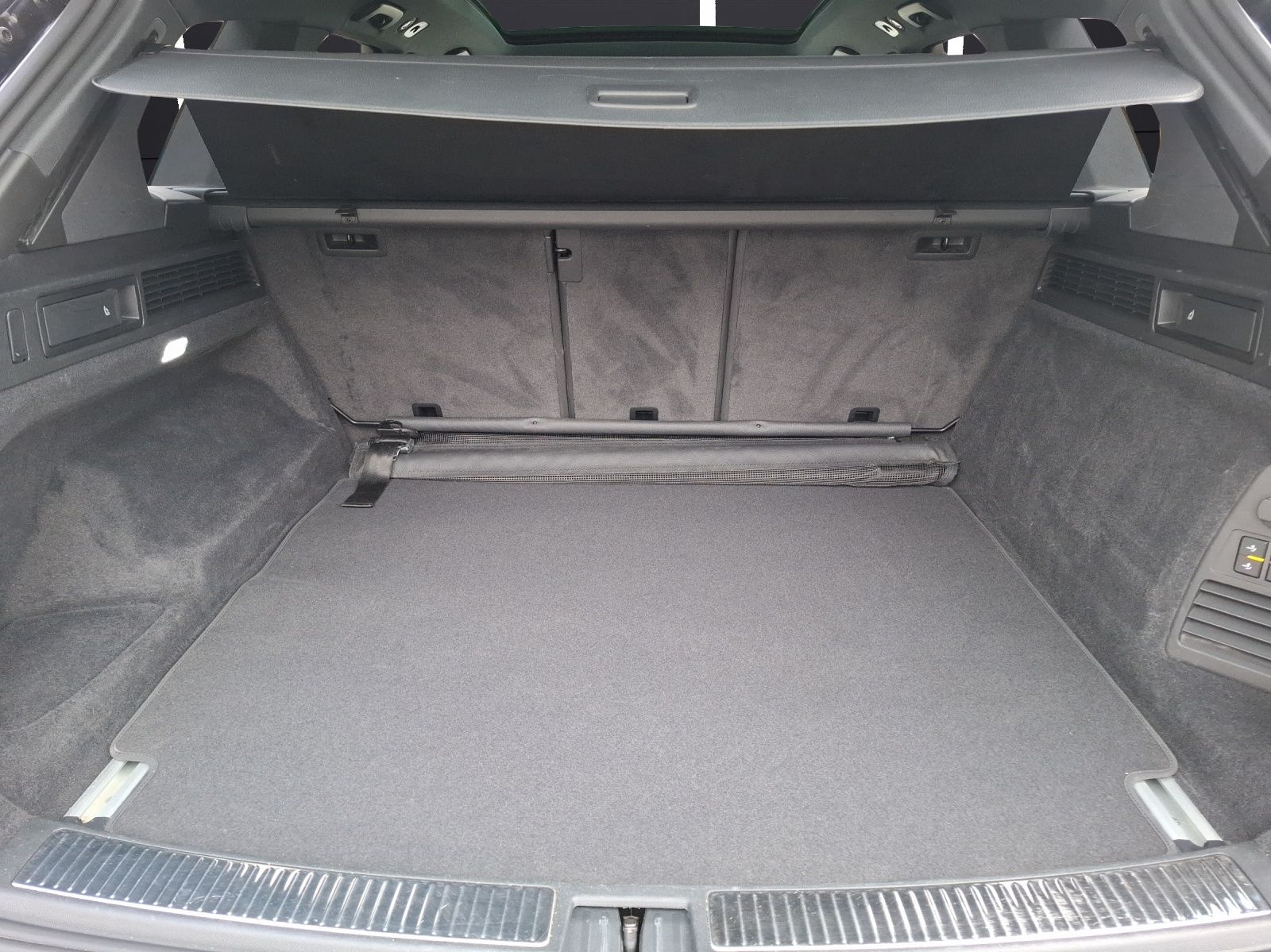 Fahrzeugabbildung Volkswagen Touareg R-Line TDI 4M IQ.Light ACC AHK STH PANO