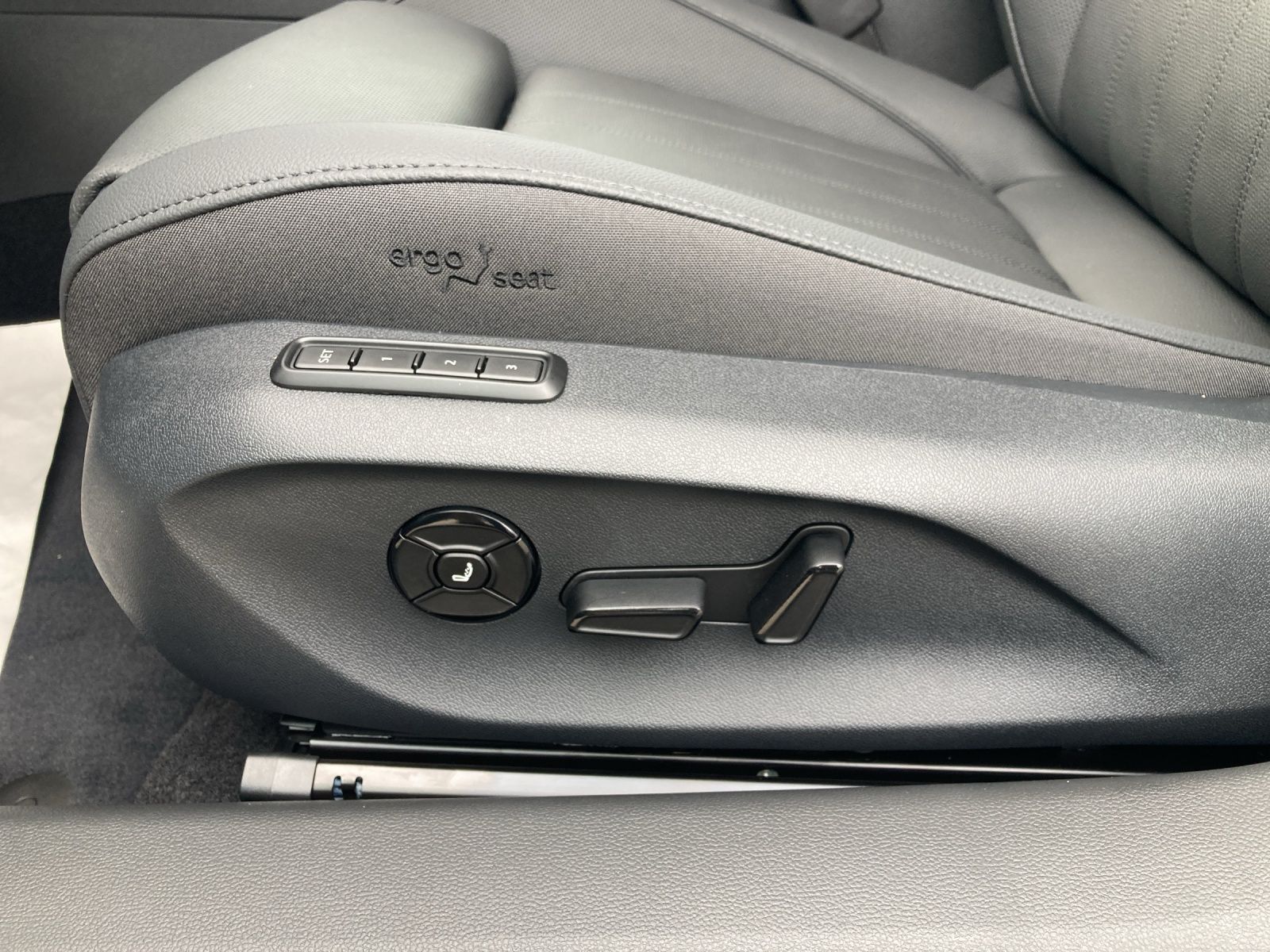 Fahrzeugabbildung SKODA Superb Combi L&K 2.0 TDI 142kW 4x4 L&K Matrix, S