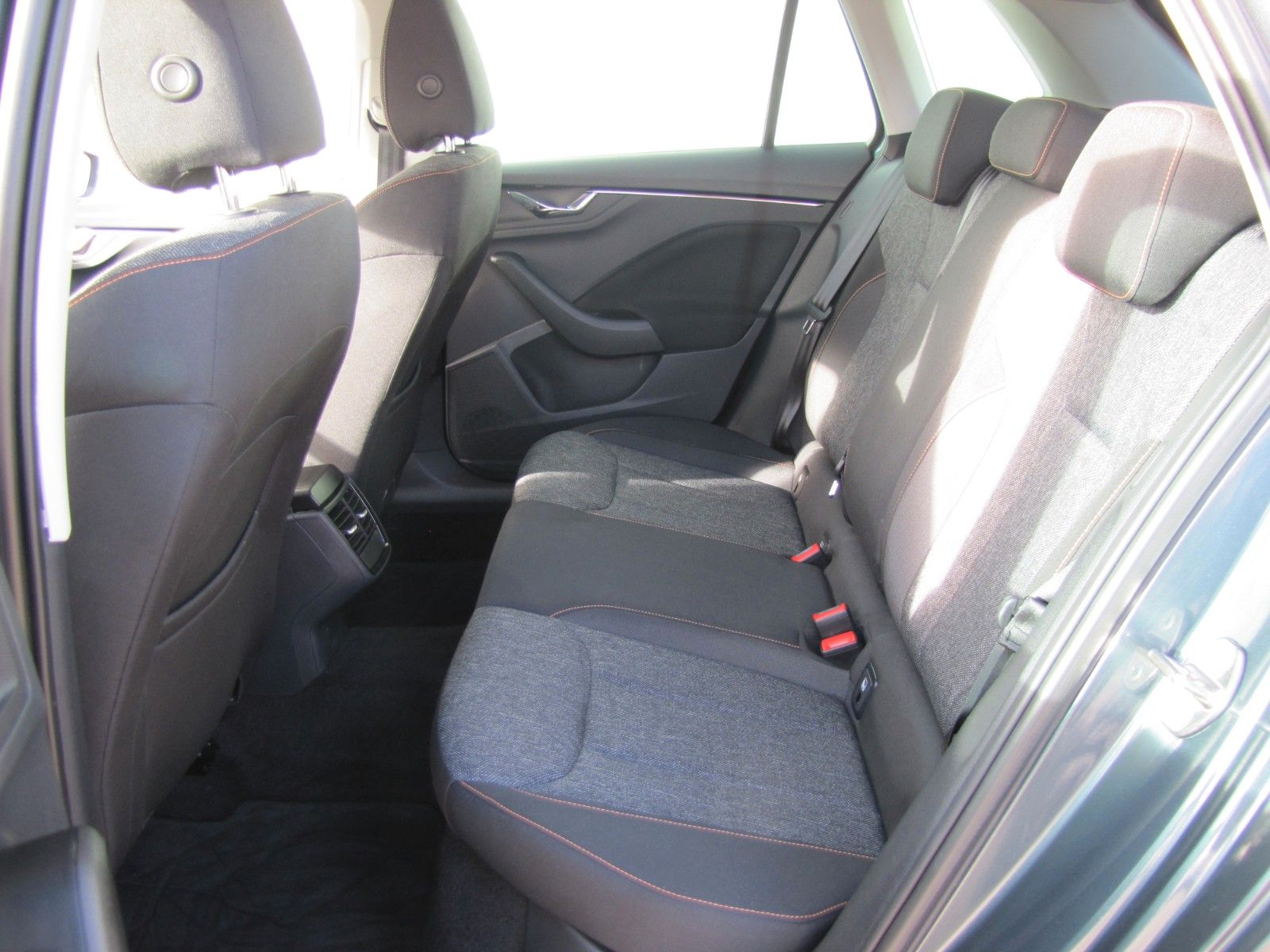 Fahrzeugabbildung SKODA Kamiq 1.5 TSI DSG Clever, Anhängerkupplung