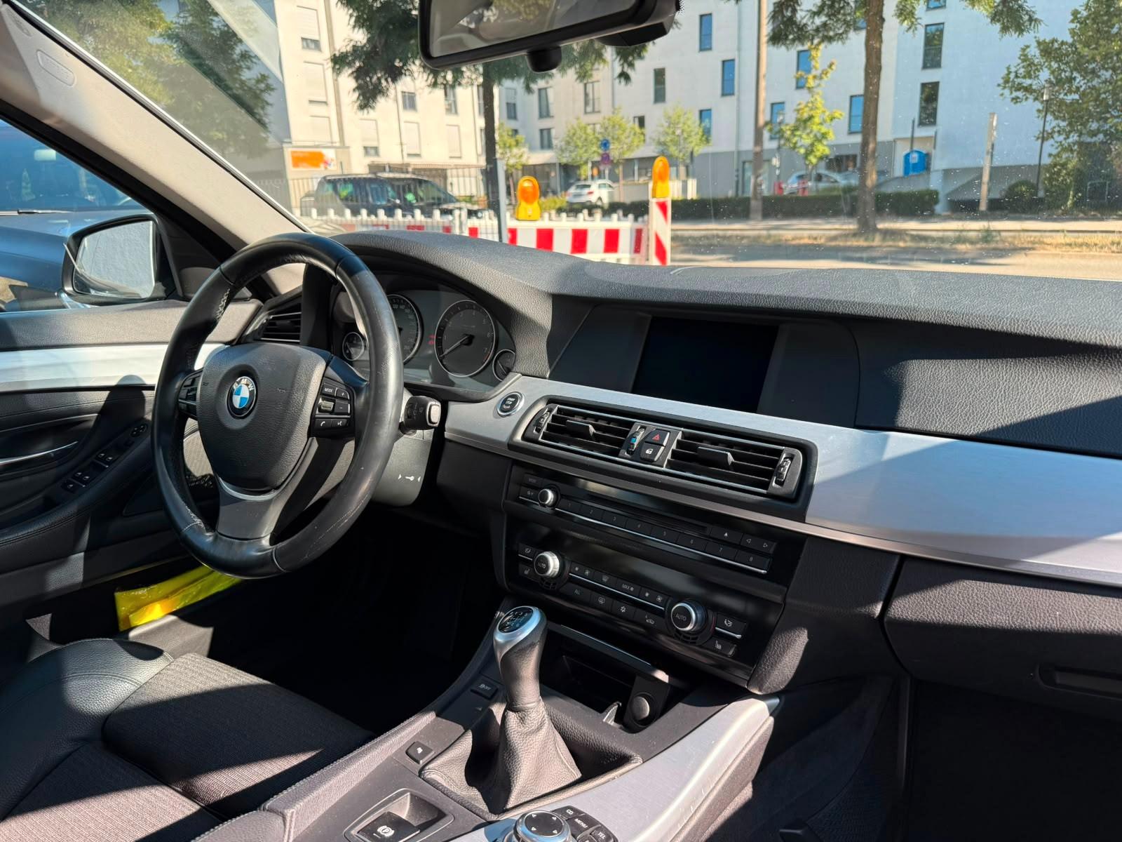 BMW 523 | 204 ch | BVM |  | TOIT OUVRANT- XENON TOIT OUVRANT - 1ERE MAIN - CARNET COMPLET