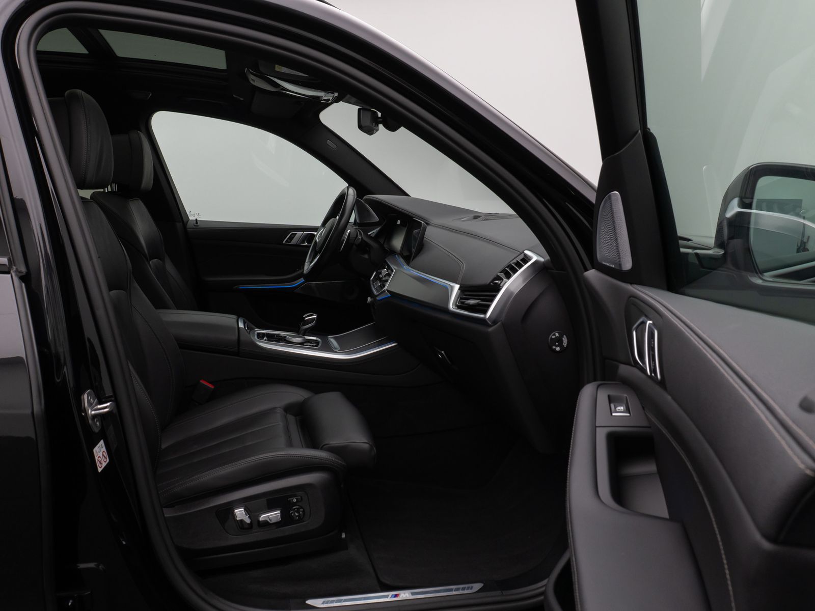 Fahrzeugabbildung BMW X5 xD45e M Sport Panorama Laser 360°HUD DAB B&W