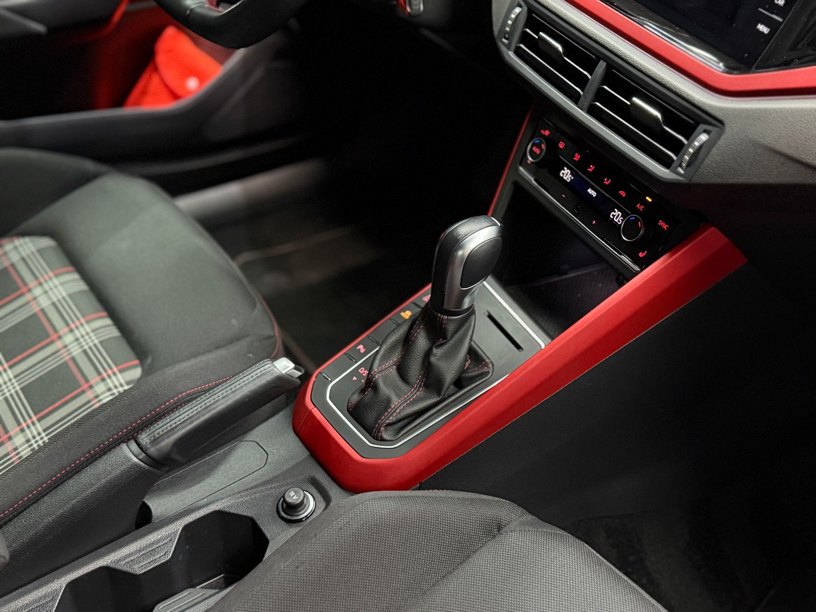 Fahrzeugabbildung Volkswagen Polo VI 2.0 TSI GTI |DSG|AUTOMATIK|LED