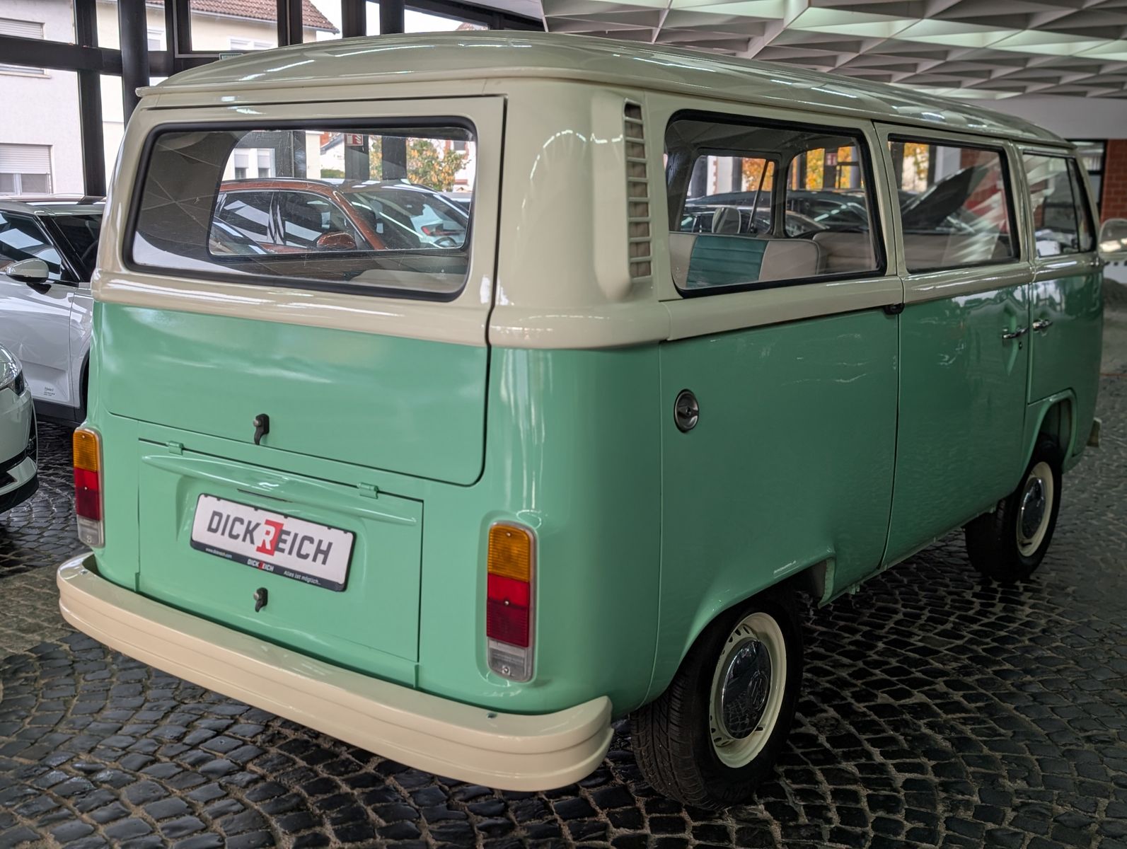 Fahrzeugabbildung Volkswagen T2 Fensterbus 9 Sitzer H-Zulassung frame off