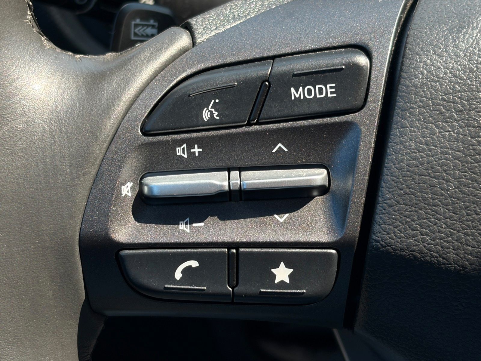 Fahrzeugabbildung Hyundai KONA E Select CarPlay Kamera LHZ SHZ ACC KZG