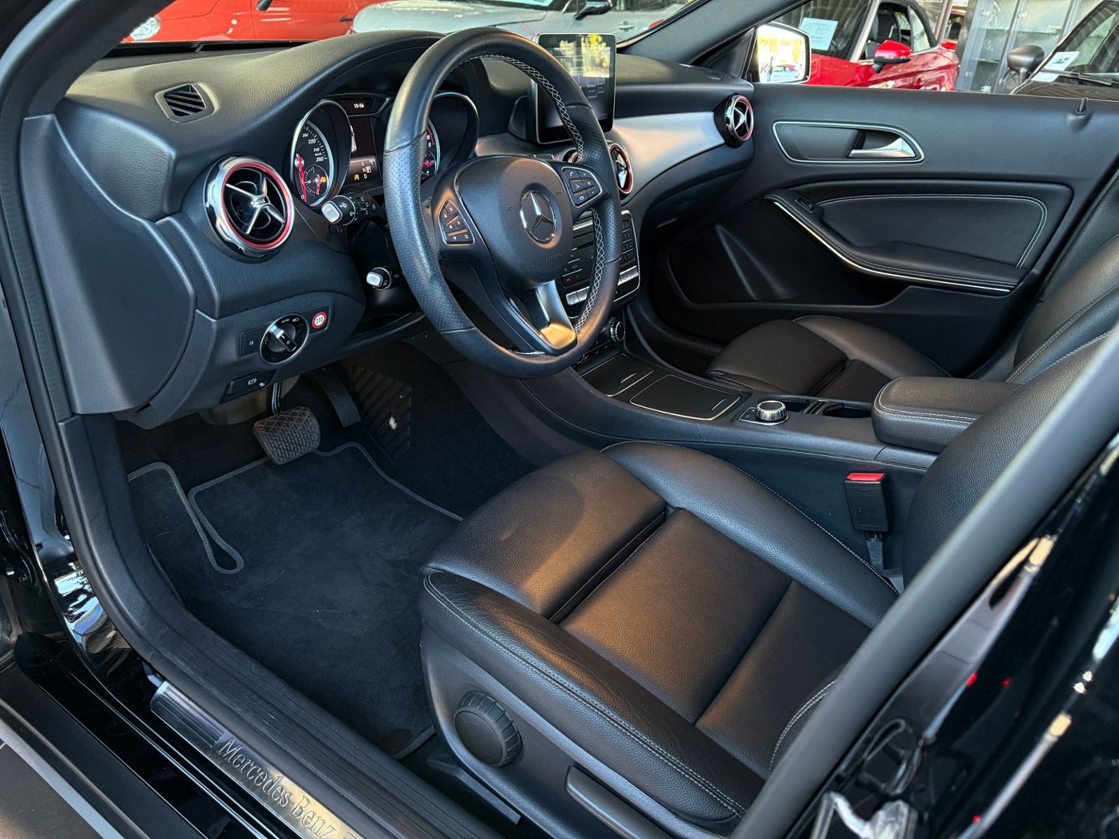 Fahrzeugabbildung Mercedes-Benz GLA 250 4Matic STNDHZ PANO DISTR 360°