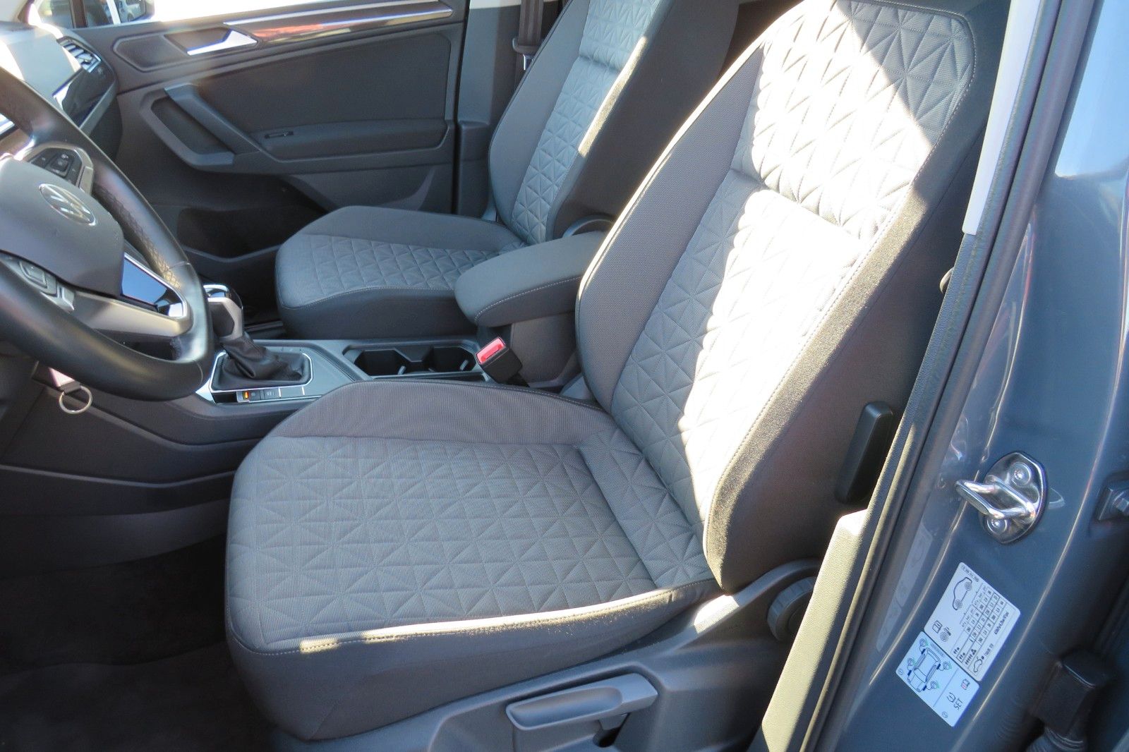 Fahrzeugabbildung Volkswagen Tiguan Life TDI DSG AHK NAVI KAMERA LED ACC GJ