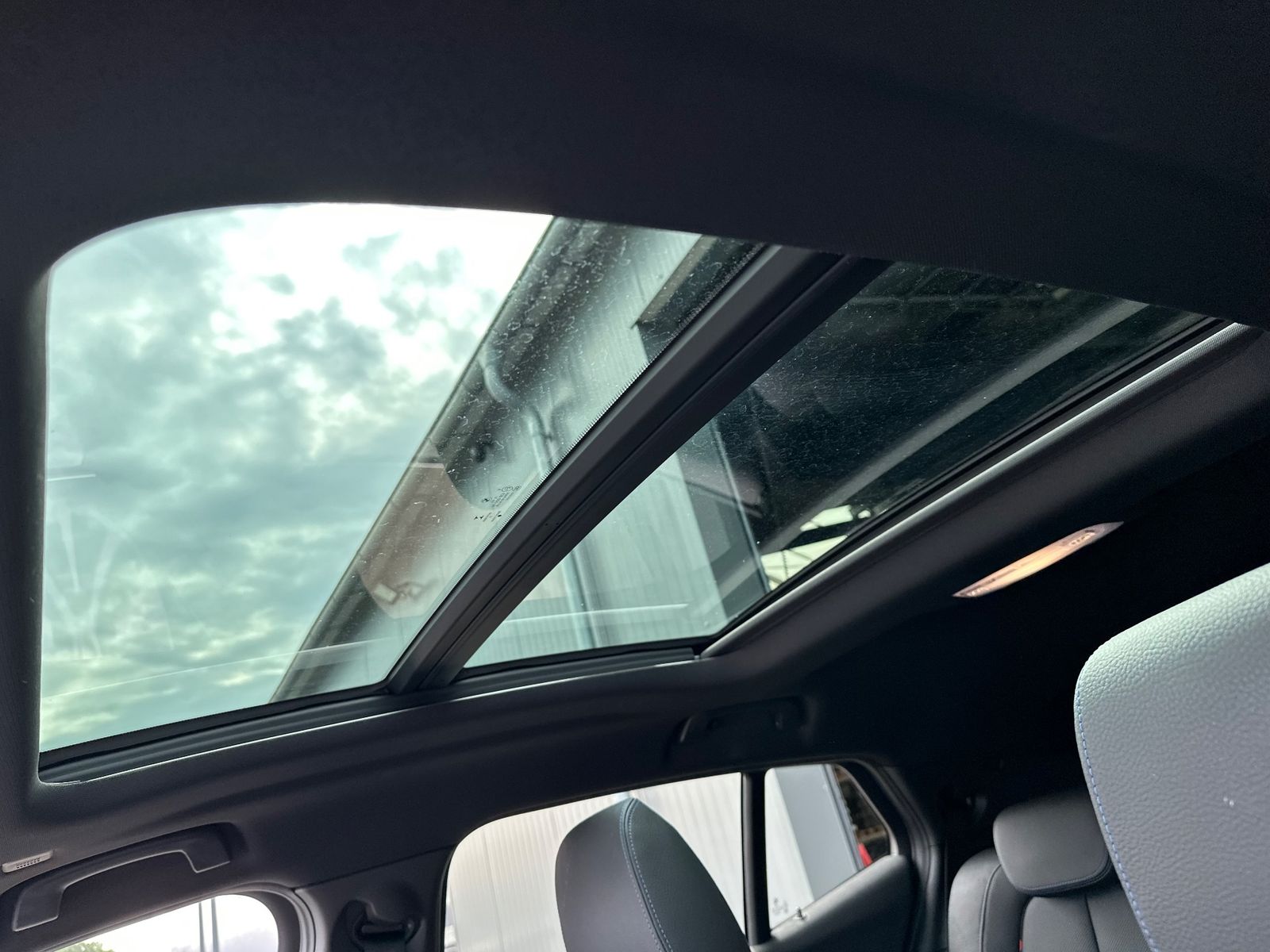Fahrzeugabbildung BMW X2 M35i NAV+LED+PANO+HUD+KAM+SHZ+PDC+DAB+KLIMA