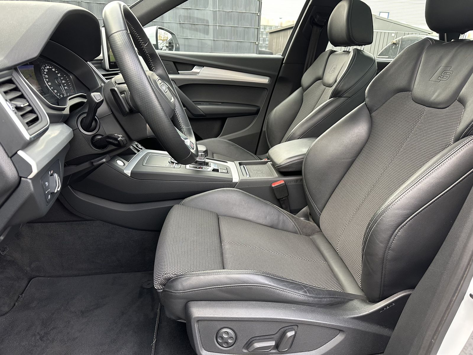 Fahrzeugabbildung Audi Q5 55 TFSIe Qu S-Line NAV+LED+AHK+VCOCK+PANO+SHZ