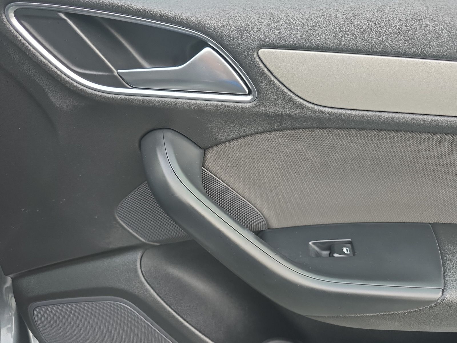Fahrzeugabbildung Audi Q3 2.0 TDI quattro S-Line Automatik/Navi/PDC/