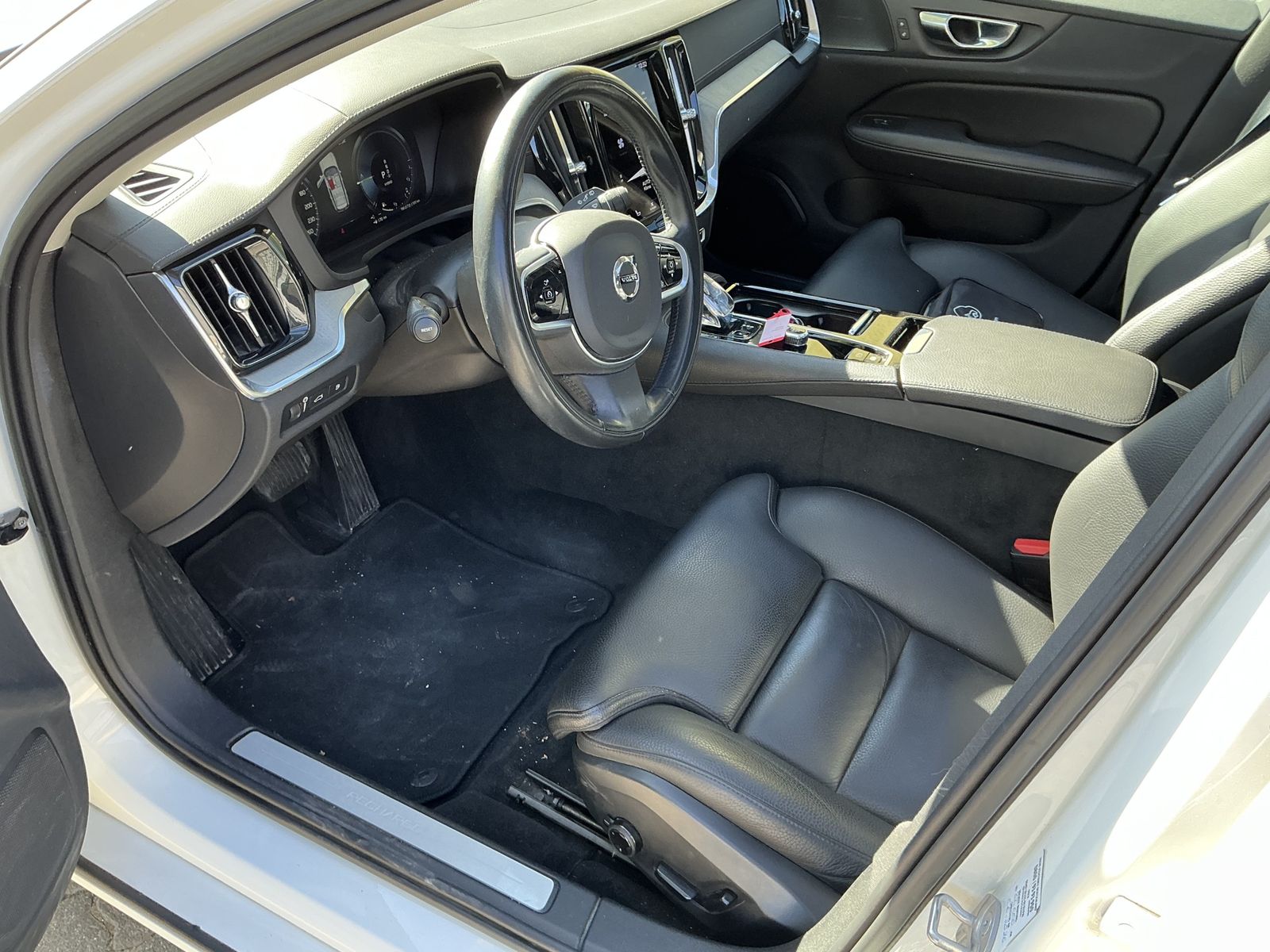 Volvo V60 AWD Plus Bright Recharge Leder Pano Ambiente imagem 3