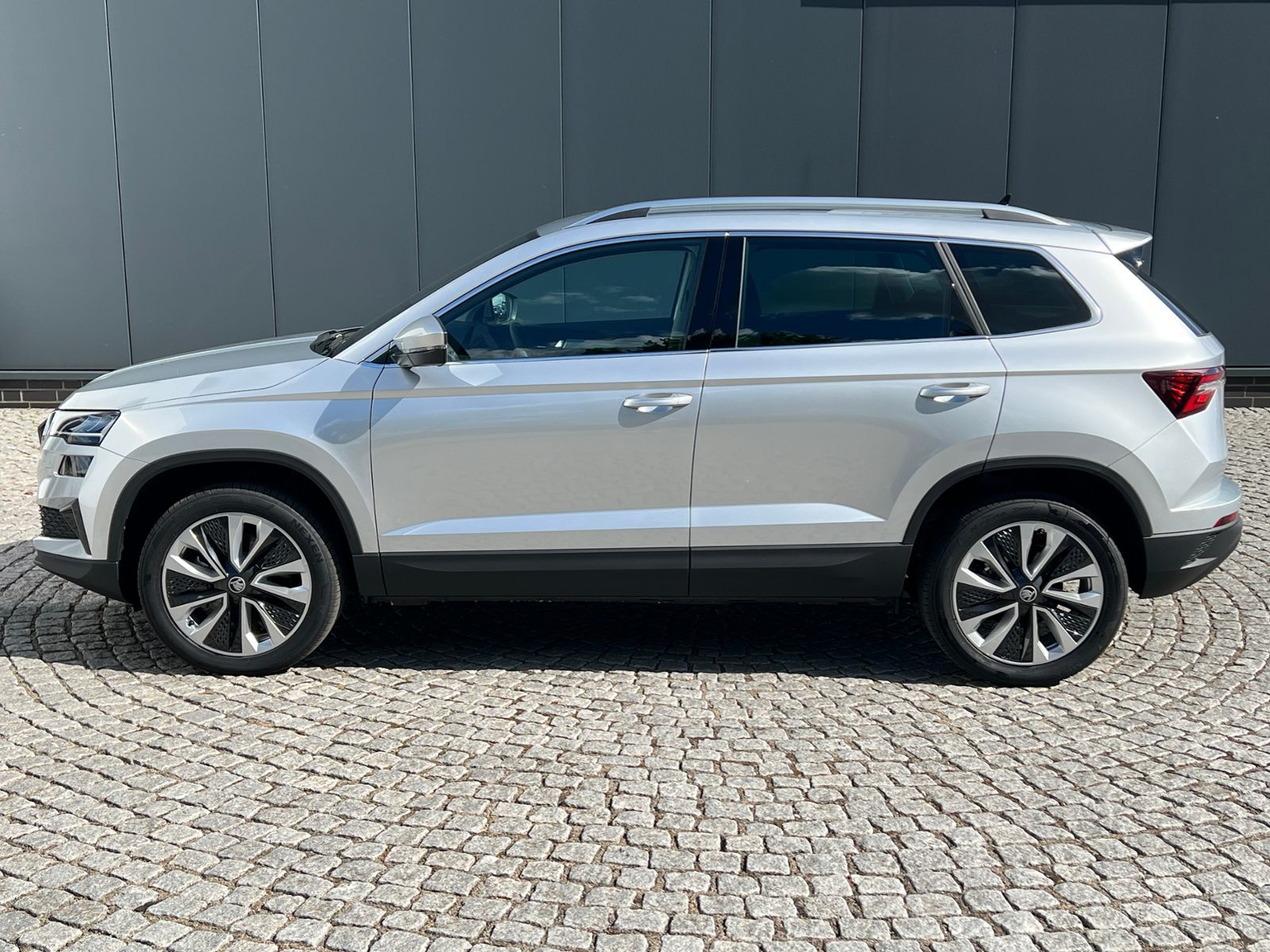 Fahrzeugabbildung SKODA Karoq Selection 1.5 TSI DSG *AHK, LED, ACC, 18"L