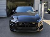 Audi Q8 55 TFSI e quattro tiptronic competit. pl ... - Audi Q8 mit Hybrid-Antrieb: Alcantara