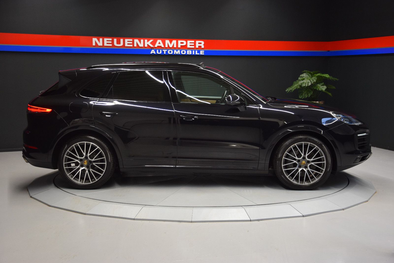 Fahrzeugabbildung Porsche Cayenne S Pano ACC Chrono BOSE HuD Memory 360°