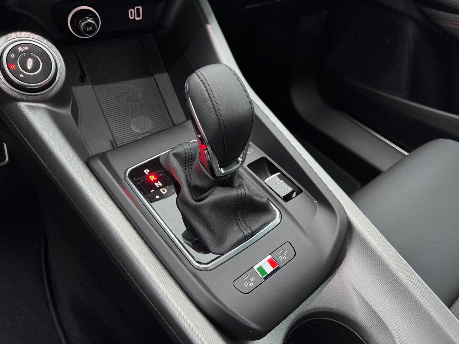 Fahrzeugabbildung Alfa Romeo TONALE TRIBUTO ITALIANO 1.5 160PS 360° KAM NAVI