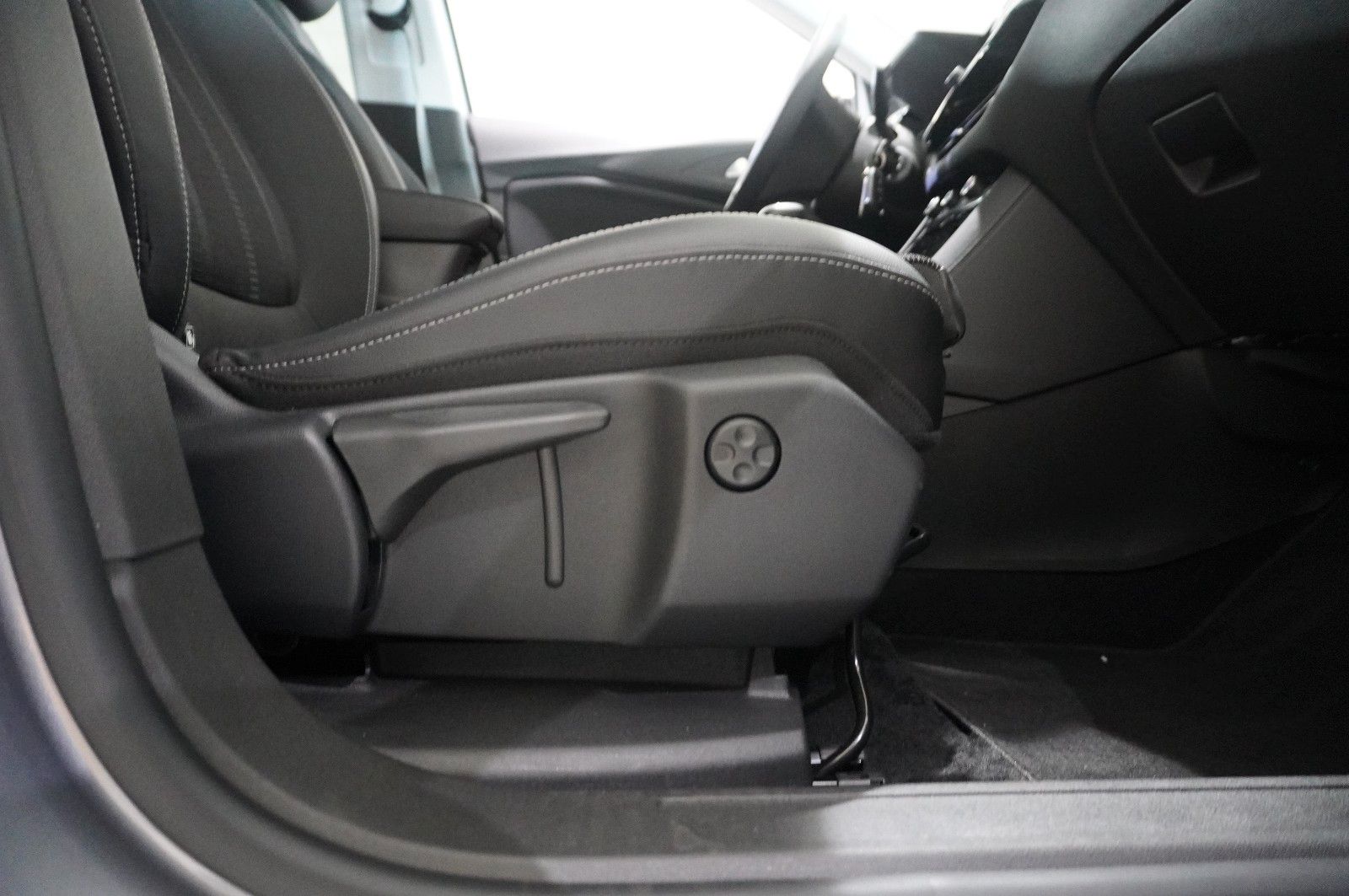 Fahrzeugabbildung Opel Grandland (X) 1.2T GS SPORT NAVI/LED/VIRTU./DAB+