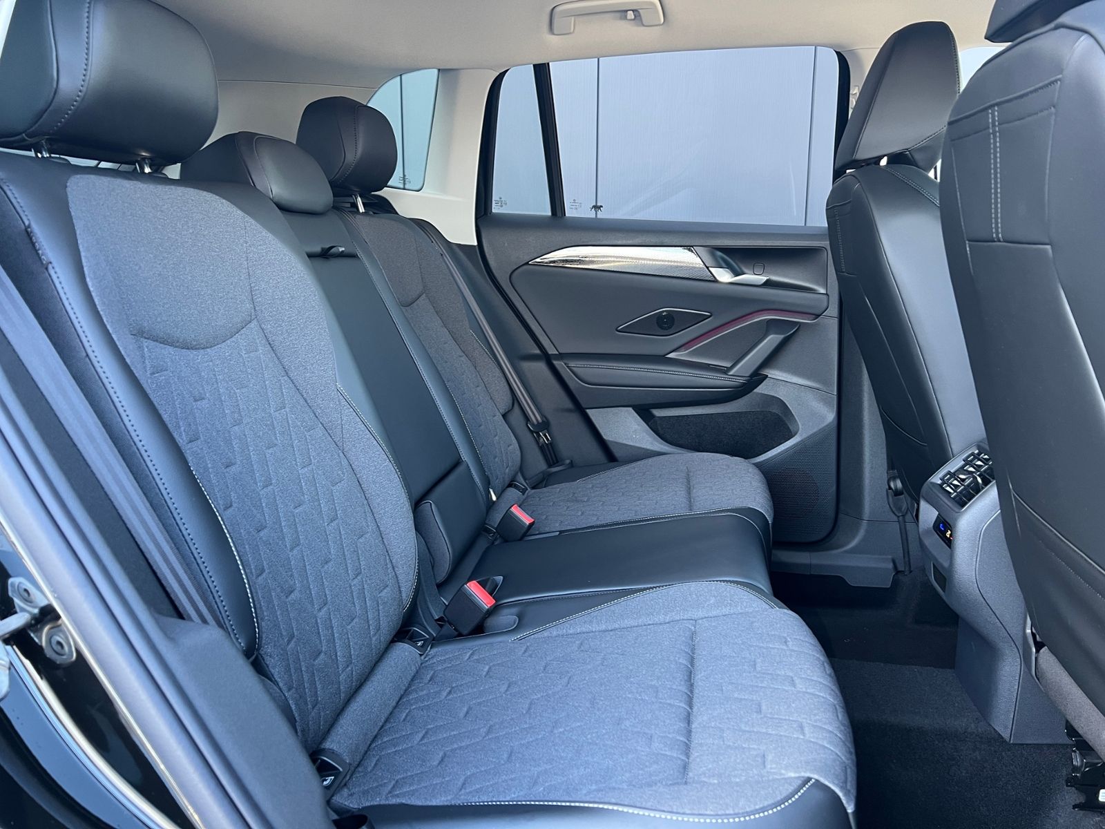 Fahrzeugabbildung Volkswagen Tiguan LIFE 1.5 eTSI DSG *AHK, LED Plus, Kamera,