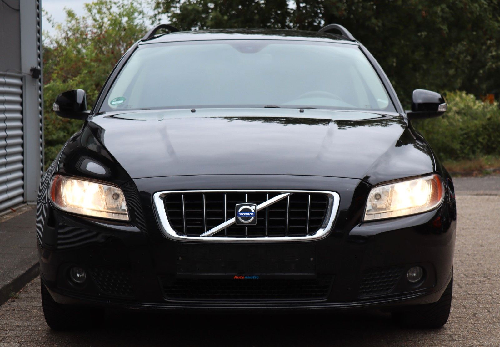 Fahrzeugabbildung Volvo V70 D5 AUTOMATIK LEDER AHK PDC KLIMAAUT SITZHZNG