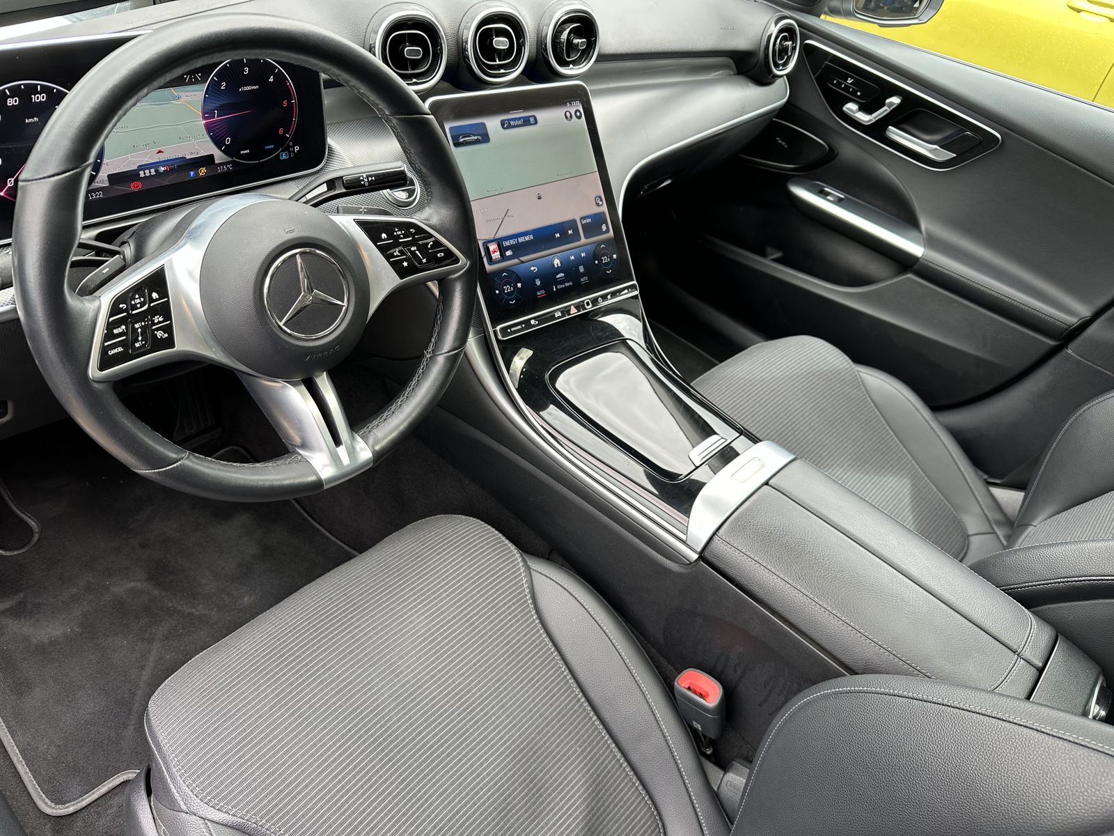 Fahrzeugabbildung Mercedes-Benz C 220d T 4Matic Avantgarde NAV+LED+ACC+PANORAMA