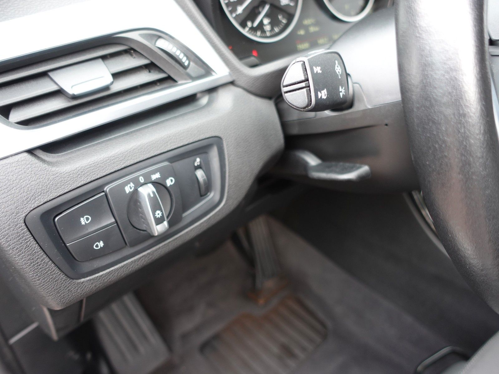 Fahrzeugabbildung BMW X1 xDrive20i A Sport Line