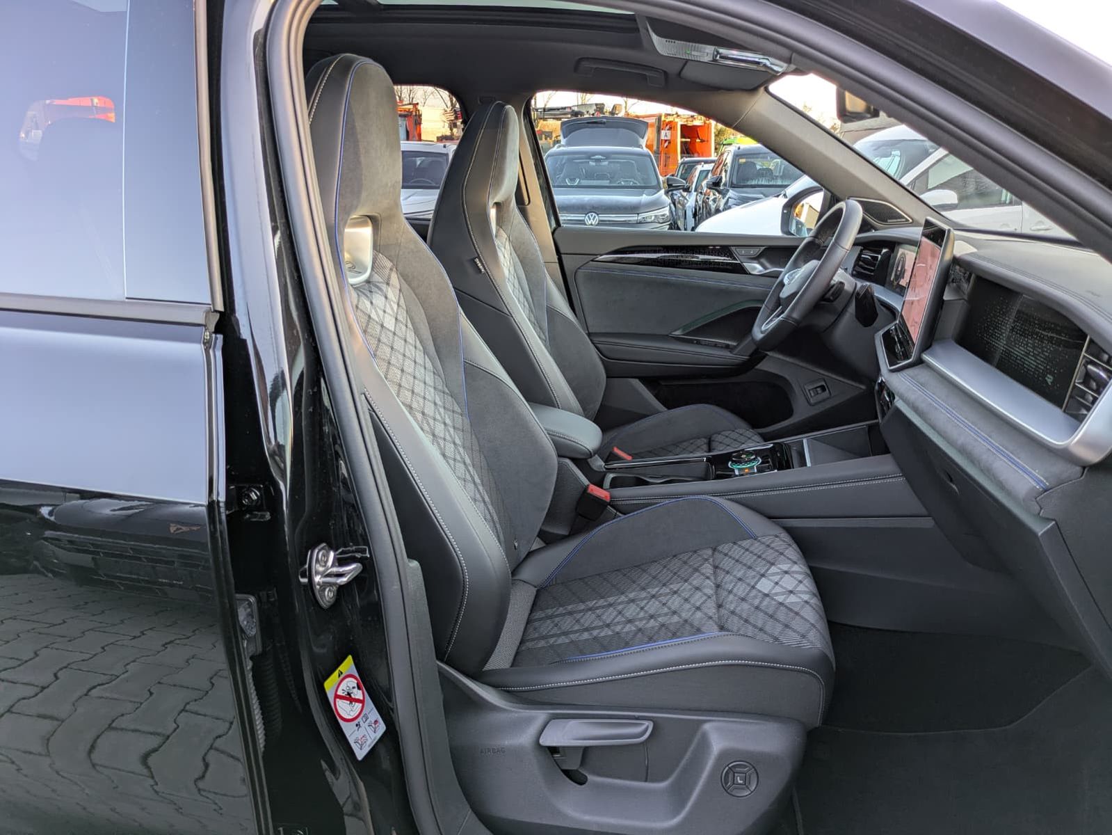 Fahrzeugabbildung Volkswagen Tayron 2.0 TDI 4M R-Line 7Si*MATRIX*AHK*PANO*HUD