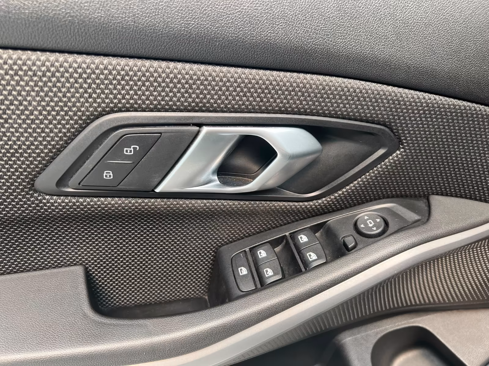 BMW 330 i Advantage Automatik /NAVI/SHZ/MULTI/TOP