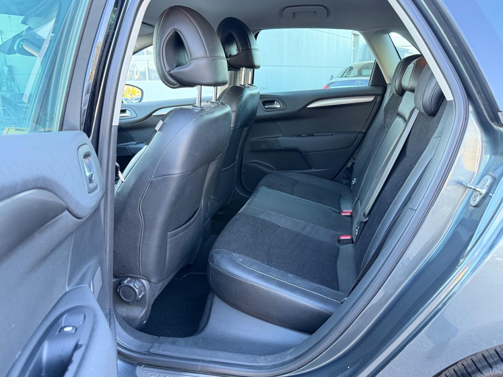 Citroën C4 Lim. Exclusive_KlimAut_TotWinkel_Sitzhz_Tempo