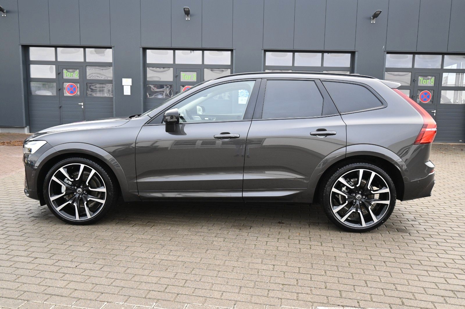 Fahrzeugabbildung Volvo XC60 B4D AWD Ultimate Dark*STDHZG*B&W*LUFT*ACC