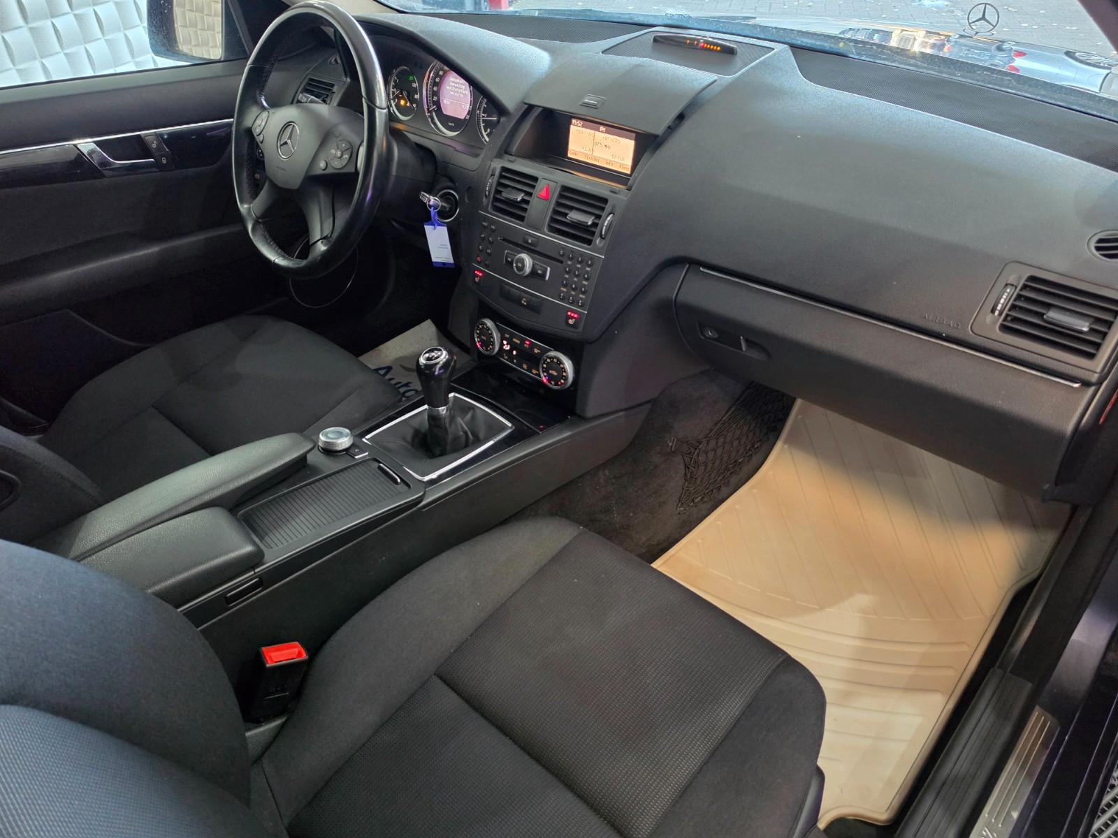Mercedes-Benz C200 2010 — photo 12