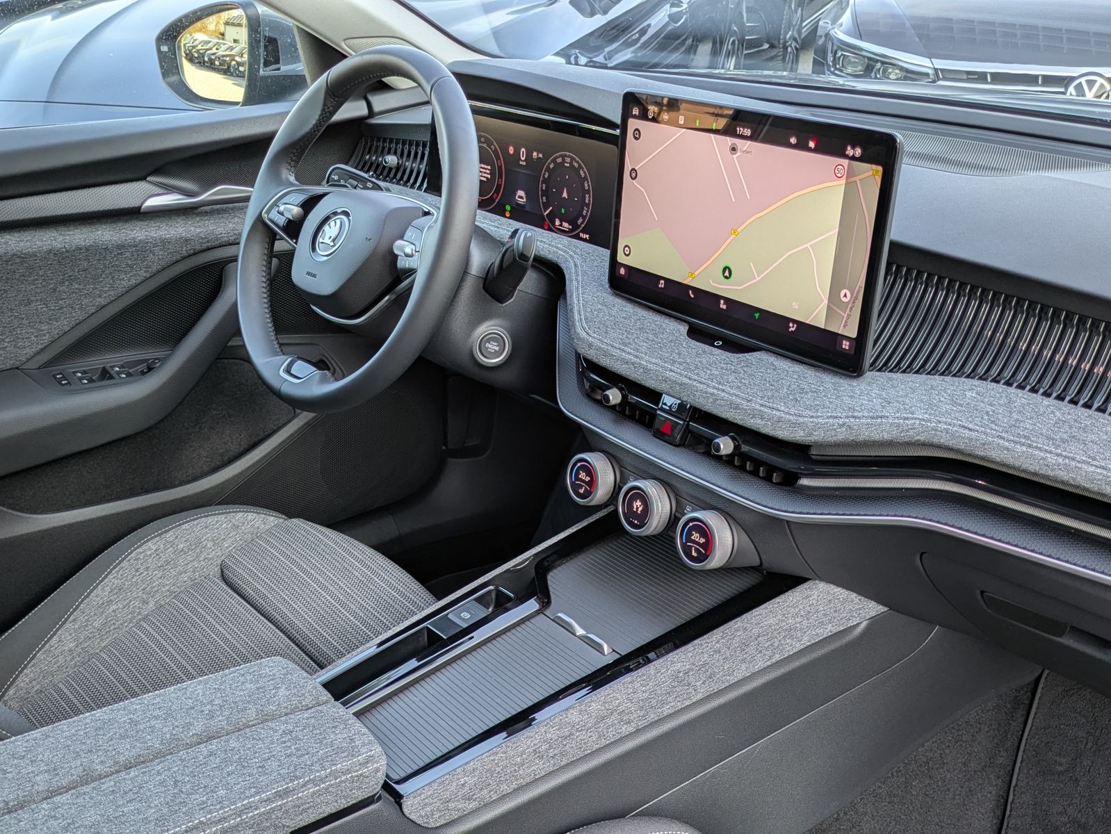 Fahrzeugabbildung SKODA Superb 2.0 TDI 4x4 Selection MATRIX*AHK*PANO*19"