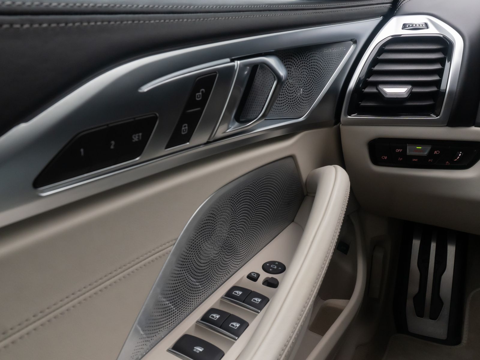 Fahrzeugabbildung BMW 840d xD Cabrio Individual B&W SoftClos HUD VOLL