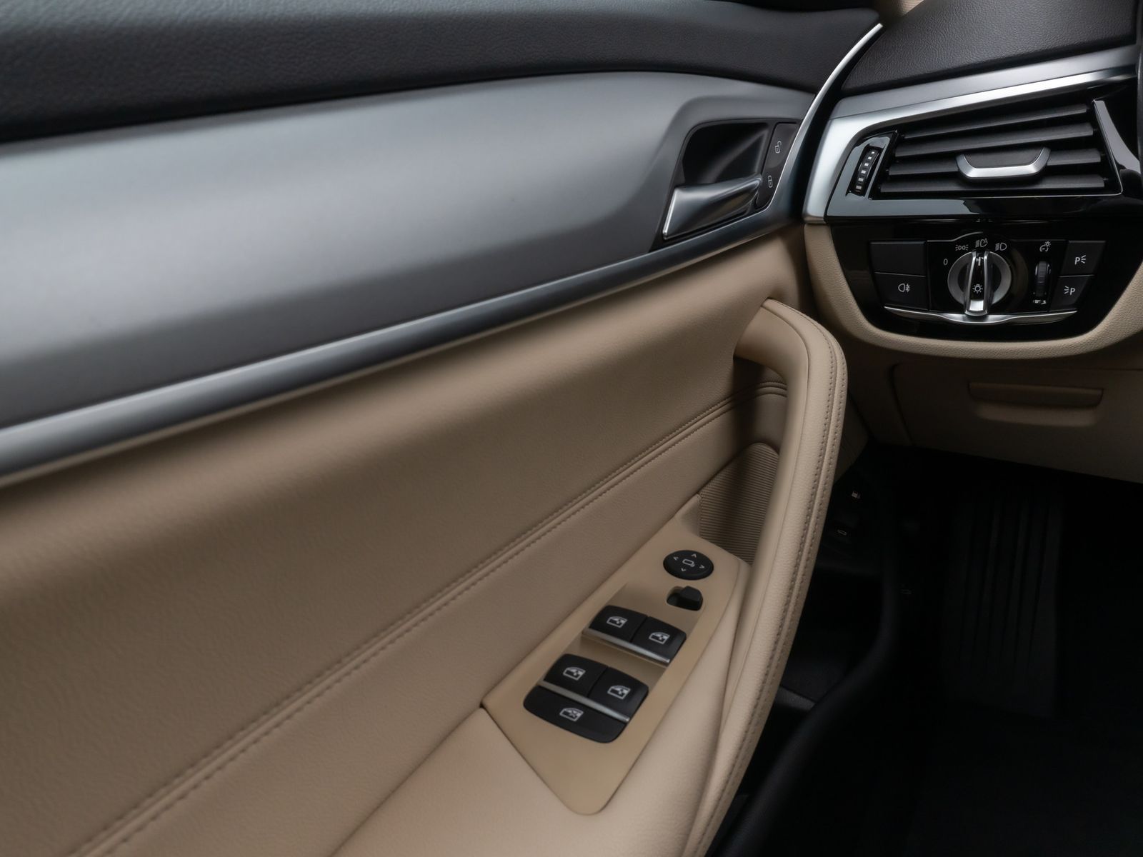 Fahrzeugabbildung BMW 530e xD DAB HiFi Leder Lenkradheizgung AHK Alarm